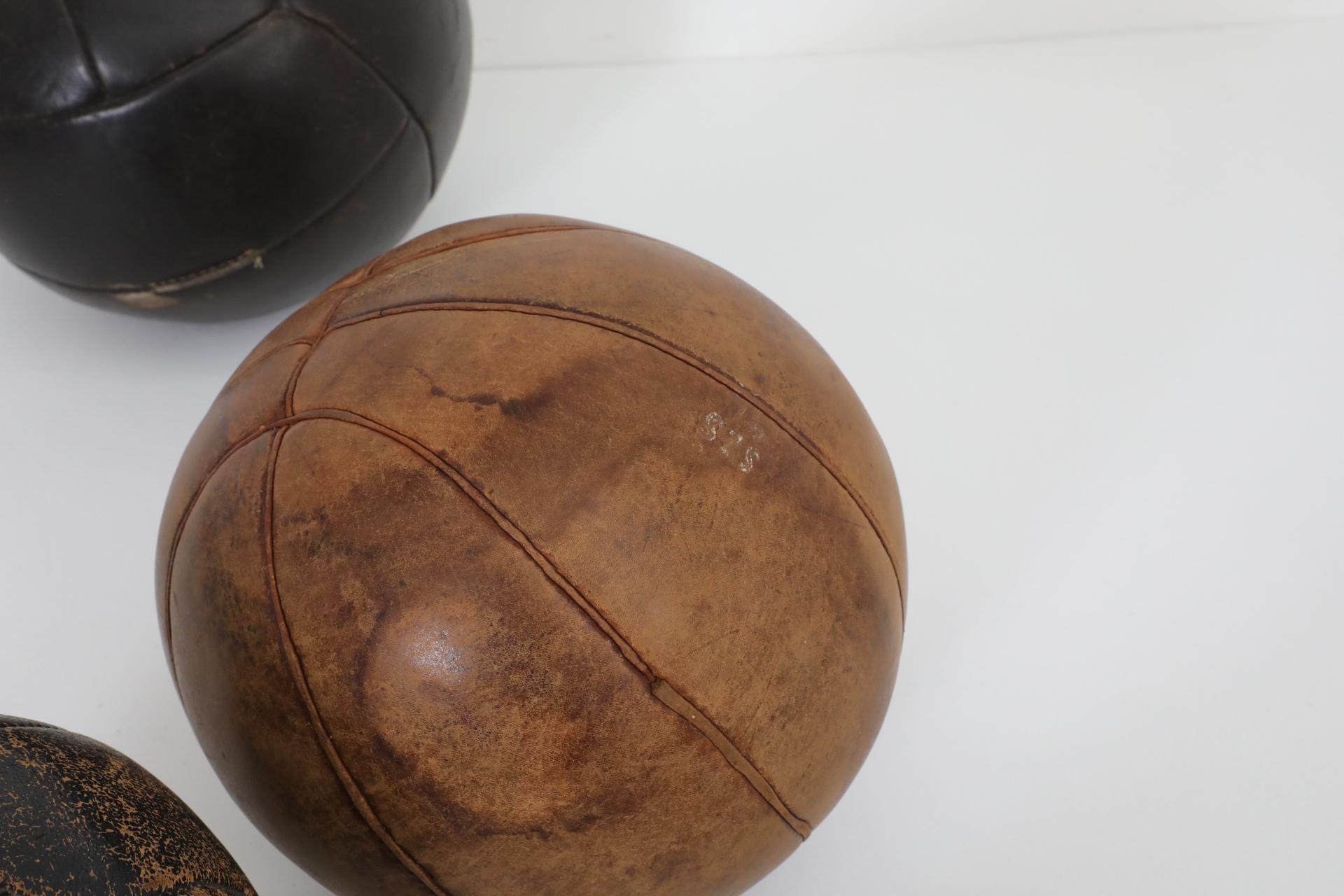 Juego de cinco balones medicinales de gimnasia de cuero vintage surtidos en venta 3