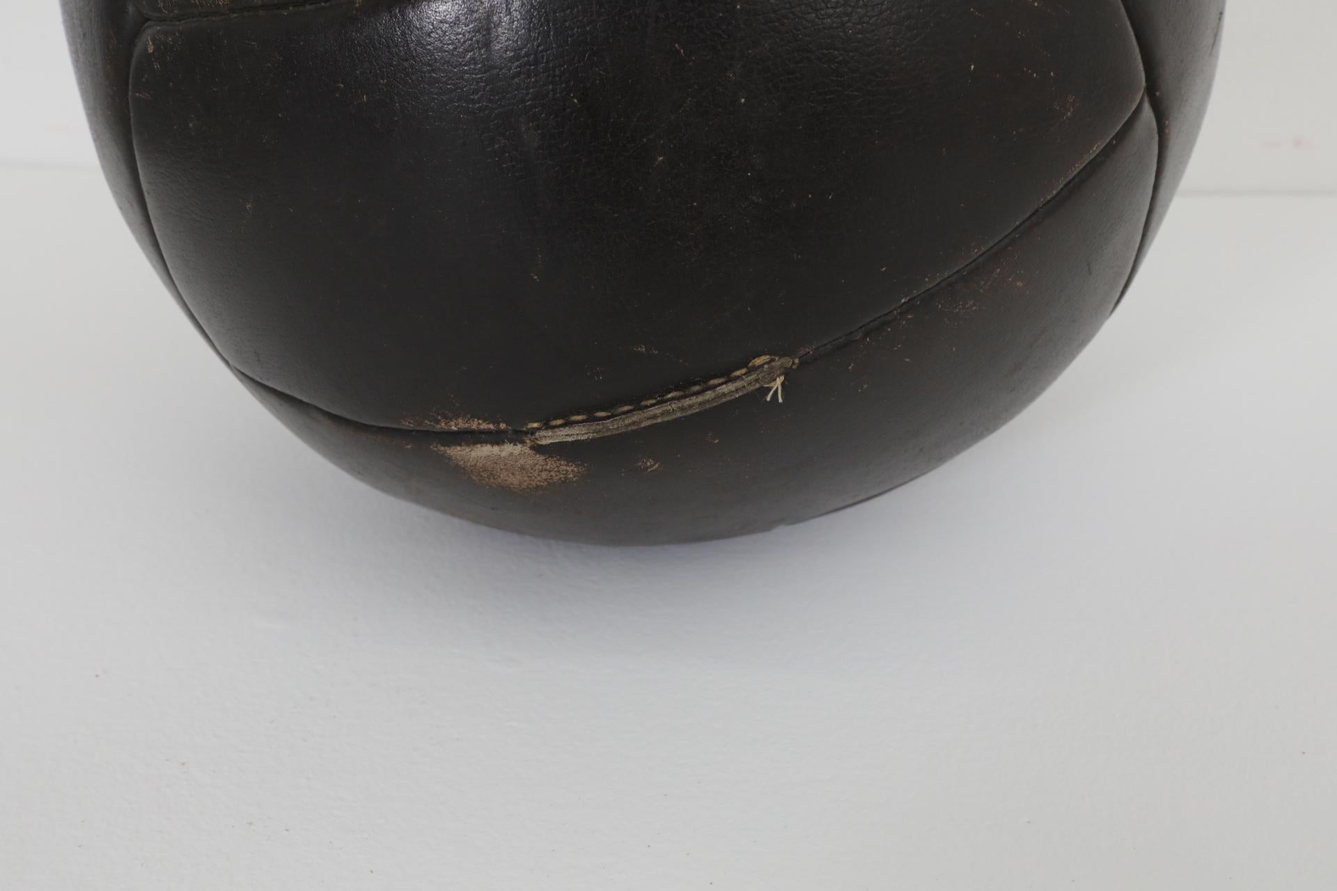 Juego de cinco balones medicinales de gimnasia de cuero vintage surtidos en venta 4