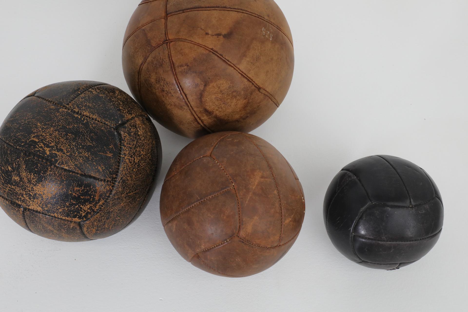 Juego de cinco balones medicinales de gimnasia de cuero vintage surtidos en venta 5