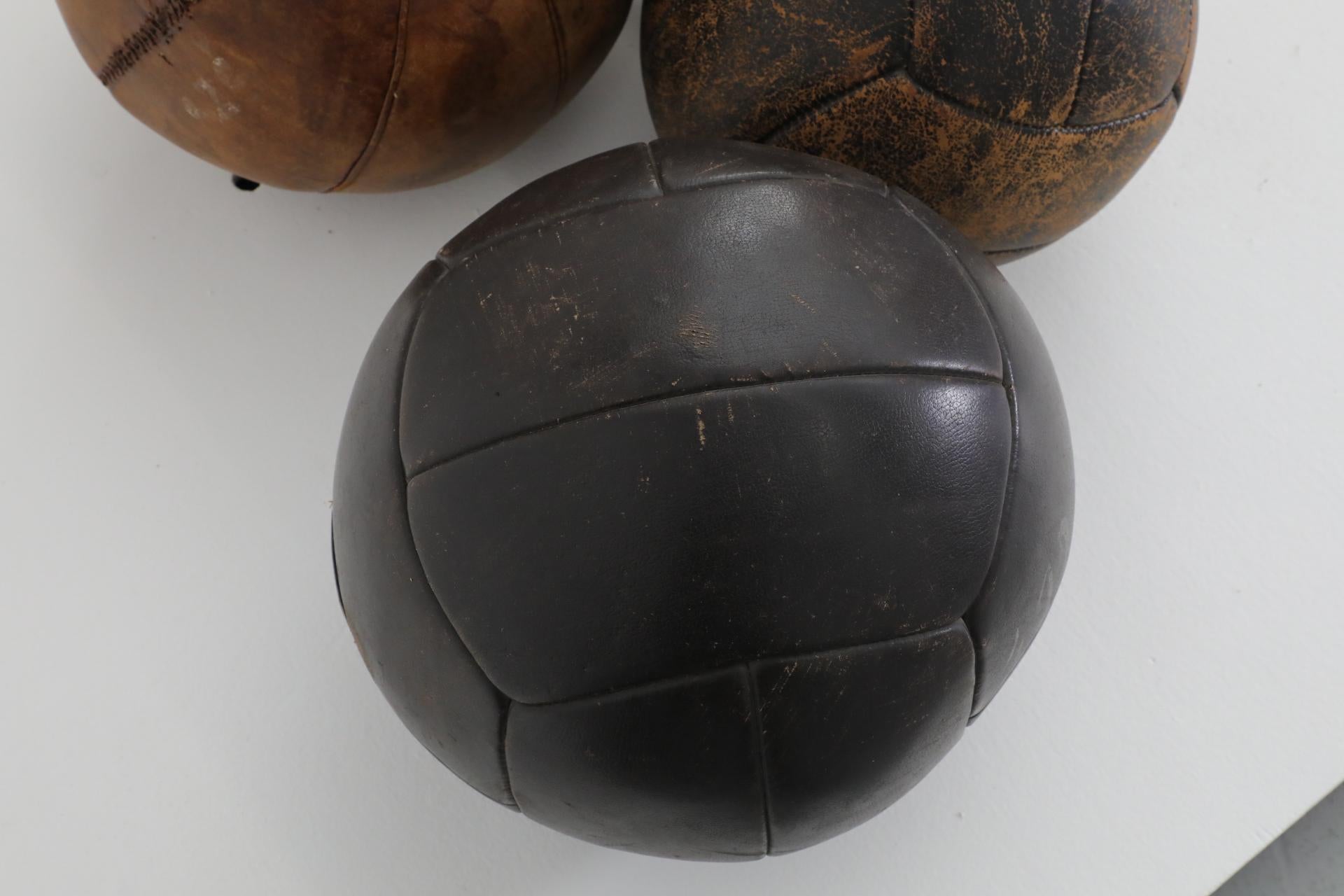 Juego de cinco balones medicinales de gimnasia de cuero vintage surtidos en venta 6