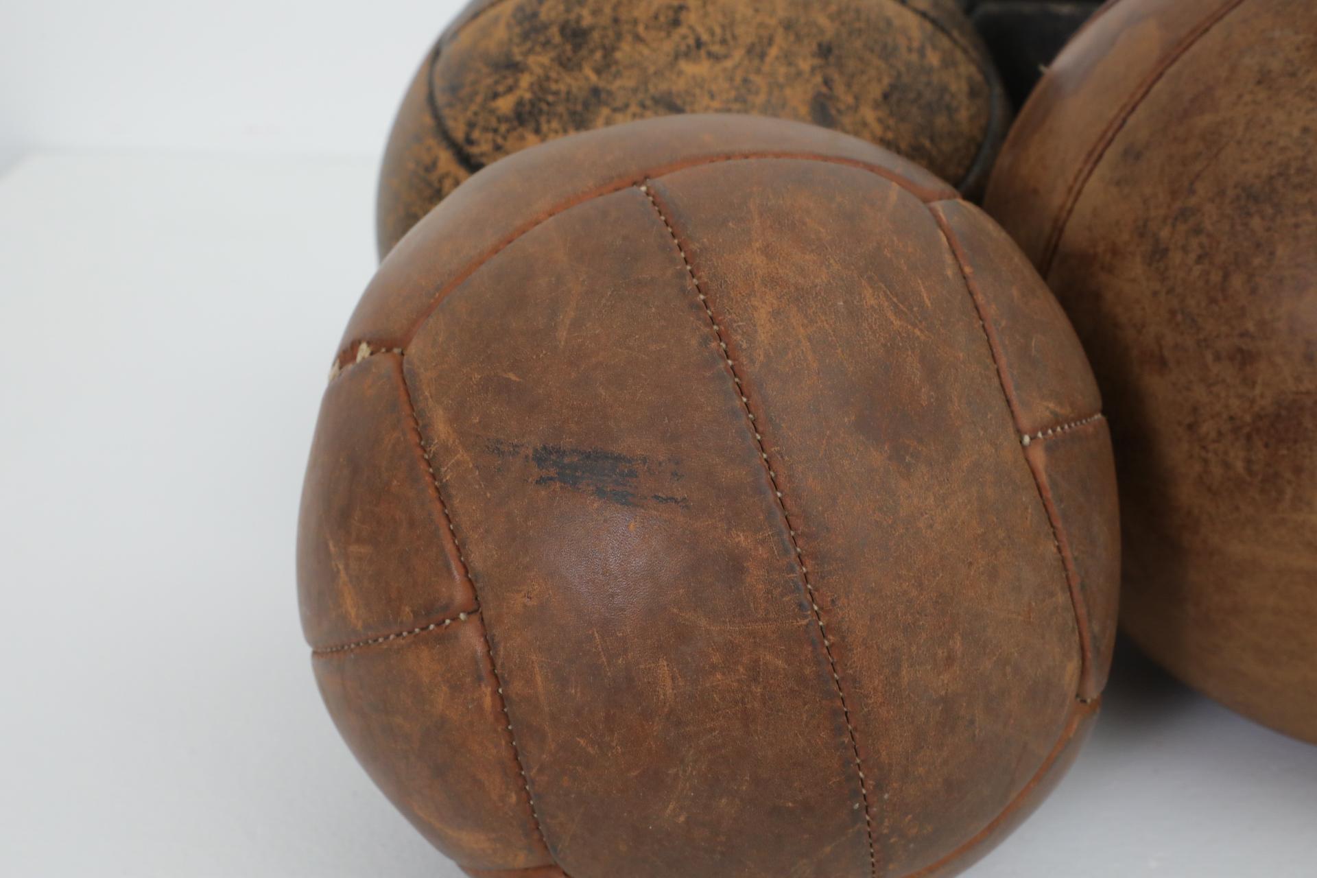 Juego de cinco balones medicinales de gimnasia de cuero vintage surtidos en Bueno estado para la venta en Los Angeles, CA