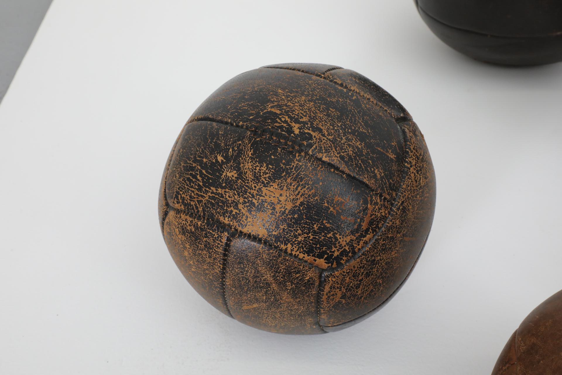 Juego de cinco balones medicinales de gimnasia de cuero vintage surtidos Cuero en venta