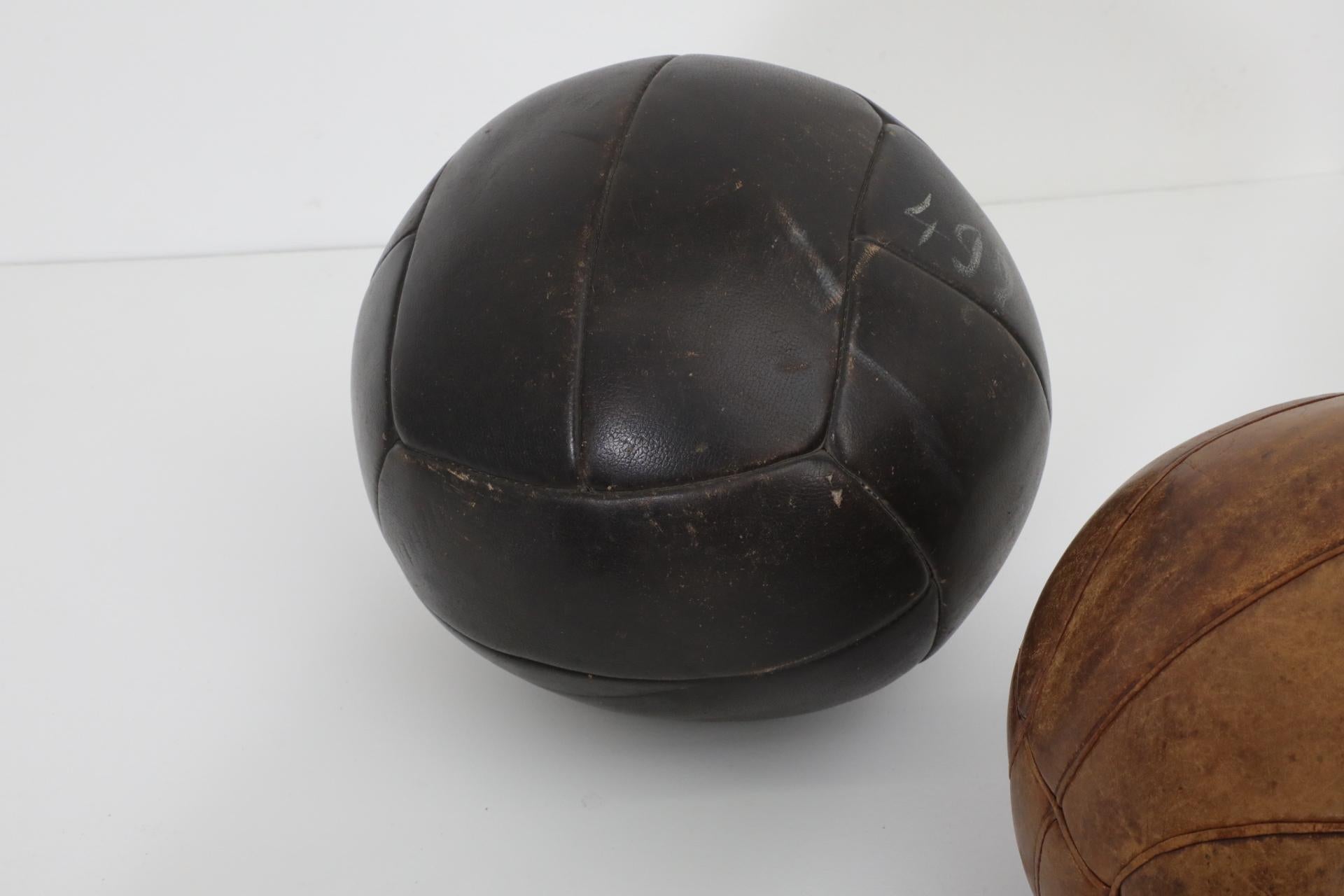 Juego de cinco balones medicinales de gimnasia de cuero vintage surtidos en venta 1