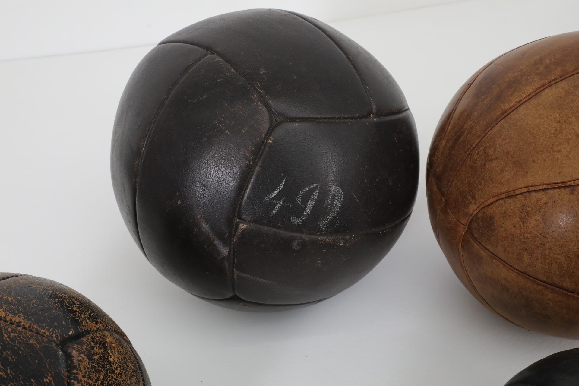 Juego de cinco balones medicinales de gimnasia de cuero vintage surtidos en venta 2
