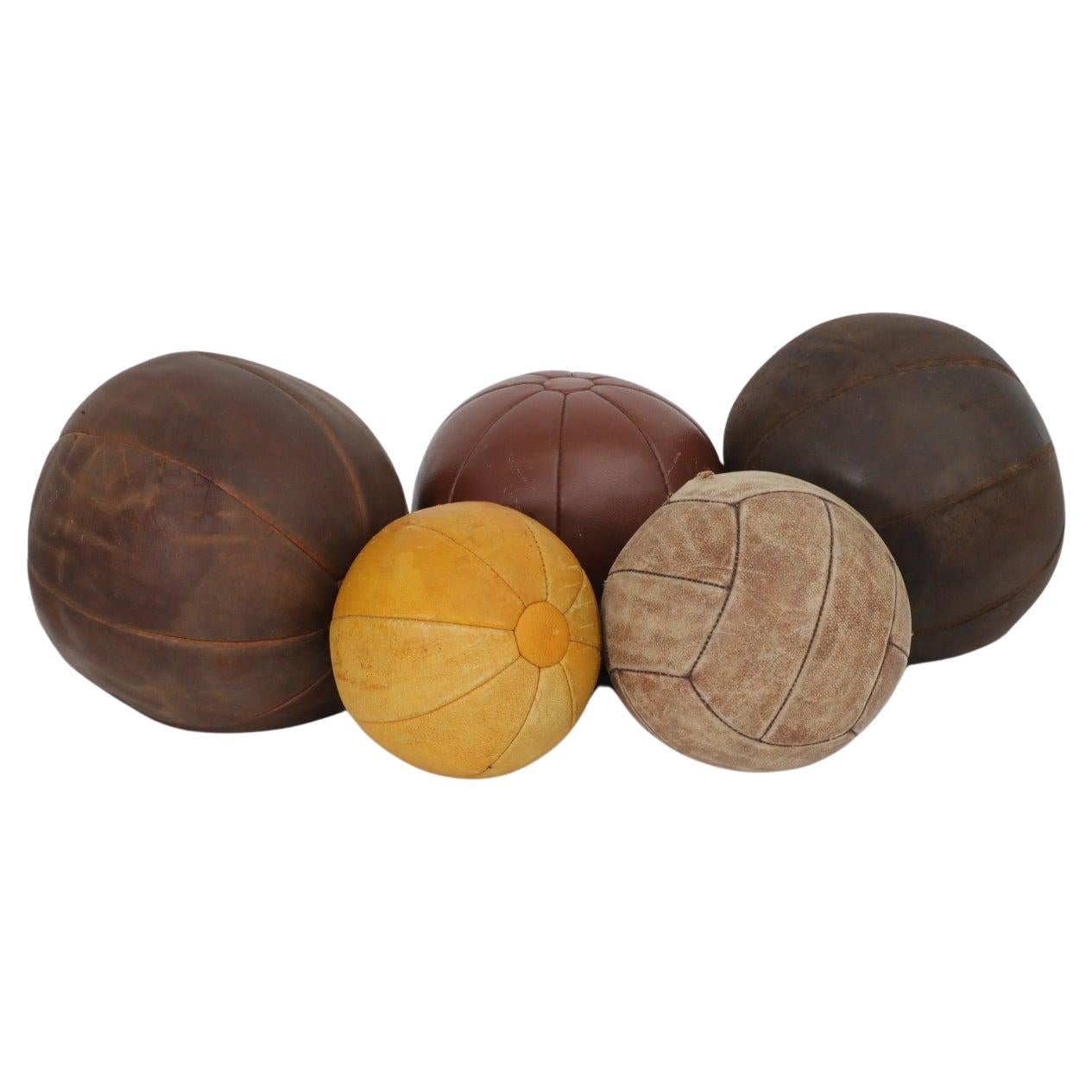 Ensemble de cinq boules de médecine d'athlétisme vintage assorties en cuir