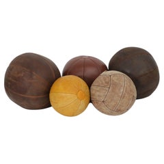 Ensemble de cinq boules de médecine d'athlétisme vintage assorties en cuir