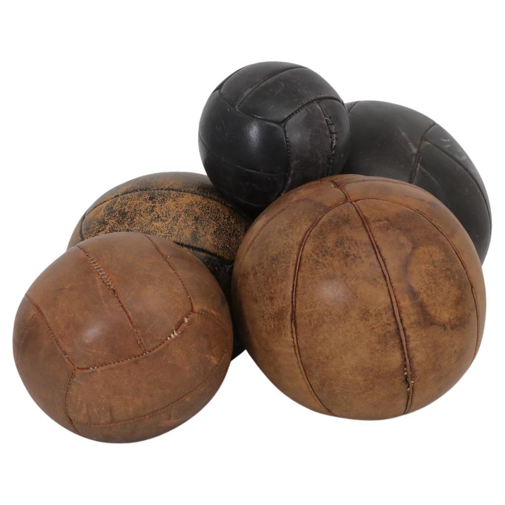 Ensemble de cinq boules de médecine d'athlétisme vintage assorties en cuir