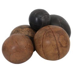 Ensemble de cinq boules de médecine d'athlétisme vintage assorties en cuir