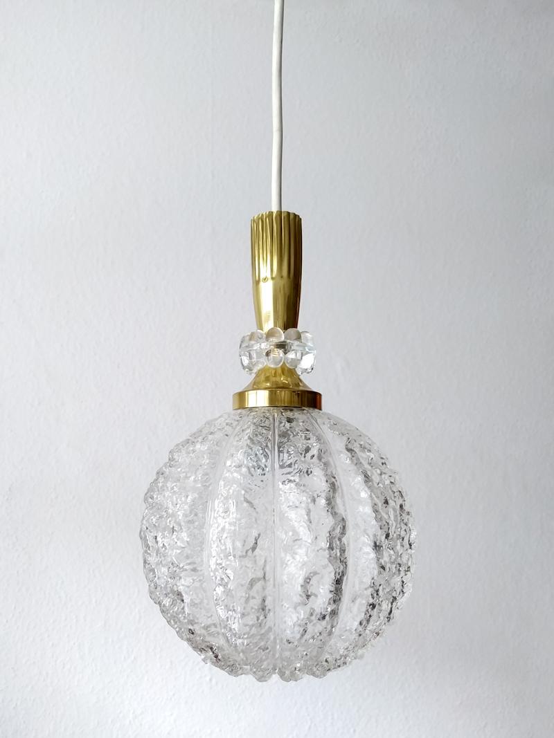 Tedesco Set di cinque lampade a sospensione con globi di vetro vintage austriaci, anni '60 in vendita
