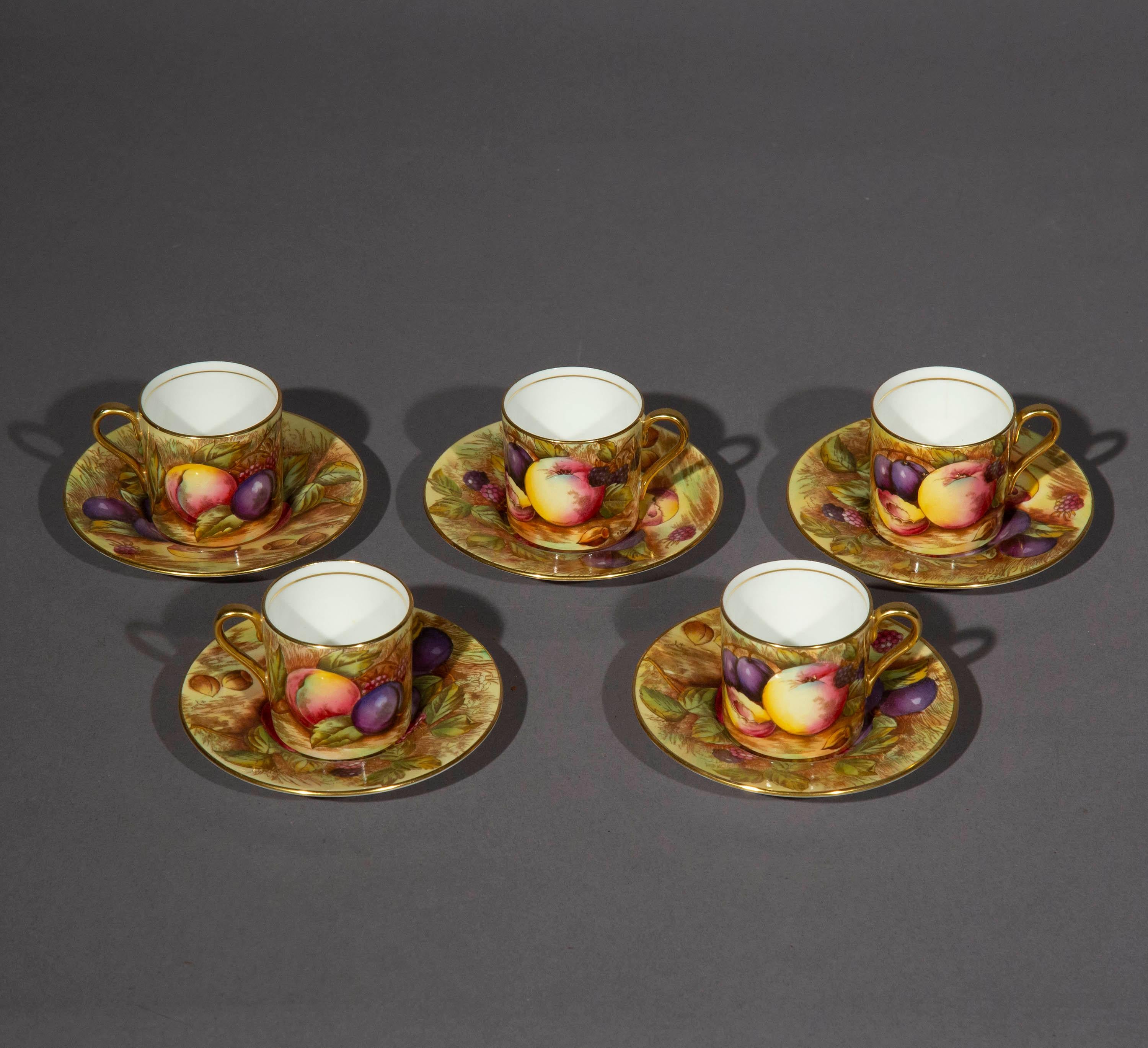 Victorien Ensemble de cinq tasses à café et soucoupes peintes en porcelaine Aynsley, signées N.Brunt en vente