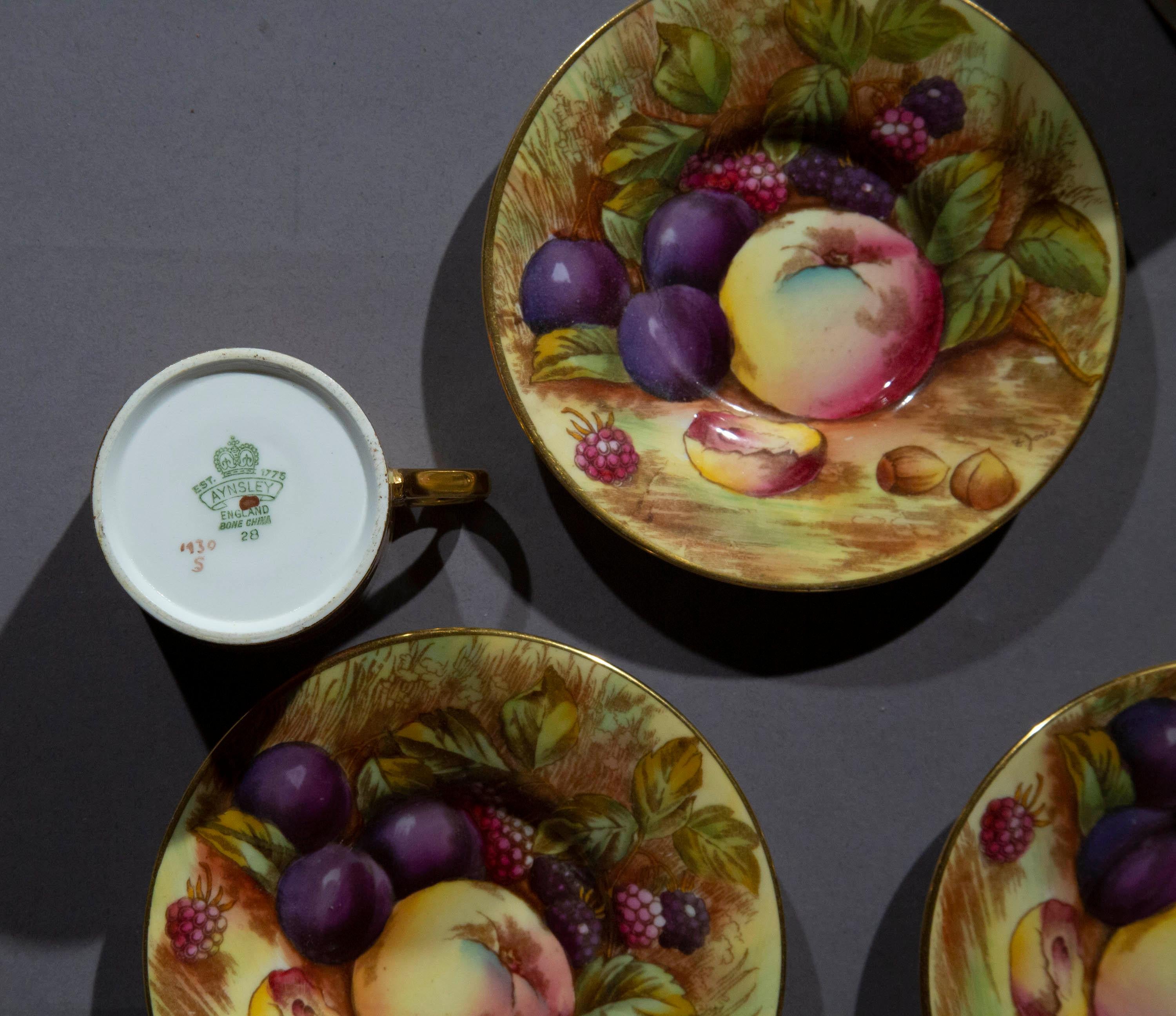 Doré Ensemble de cinq tasses à café et soucoupes peintes en porcelaine Aynsley, signées N.Brunt en vente