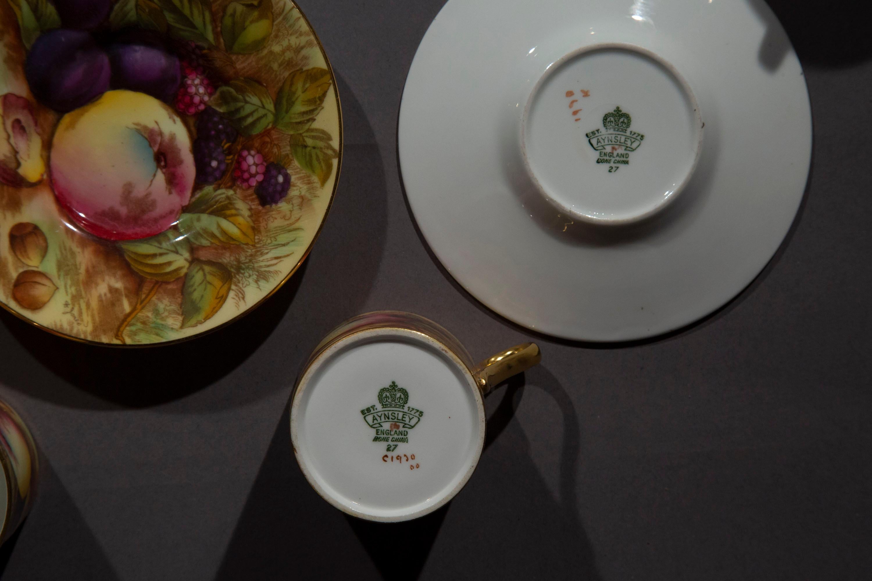 20ième siècle Ensemble de cinq tasses à café et soucoupes peintes en porcelaine Aynsley, signées N.Brunt en vente