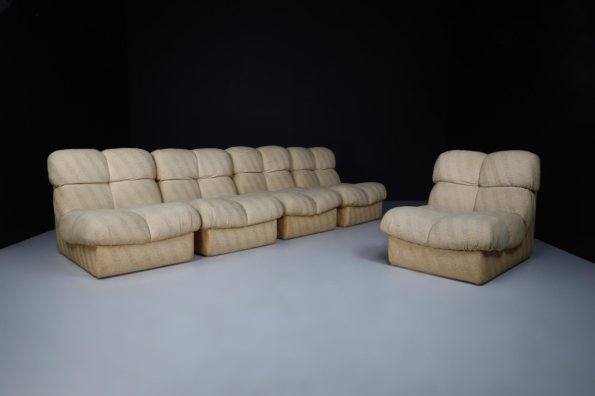 Mid-Century Modern Set of Five Beige Fabric Mid Century Lounge Chairs, Italy 1970 For Sale