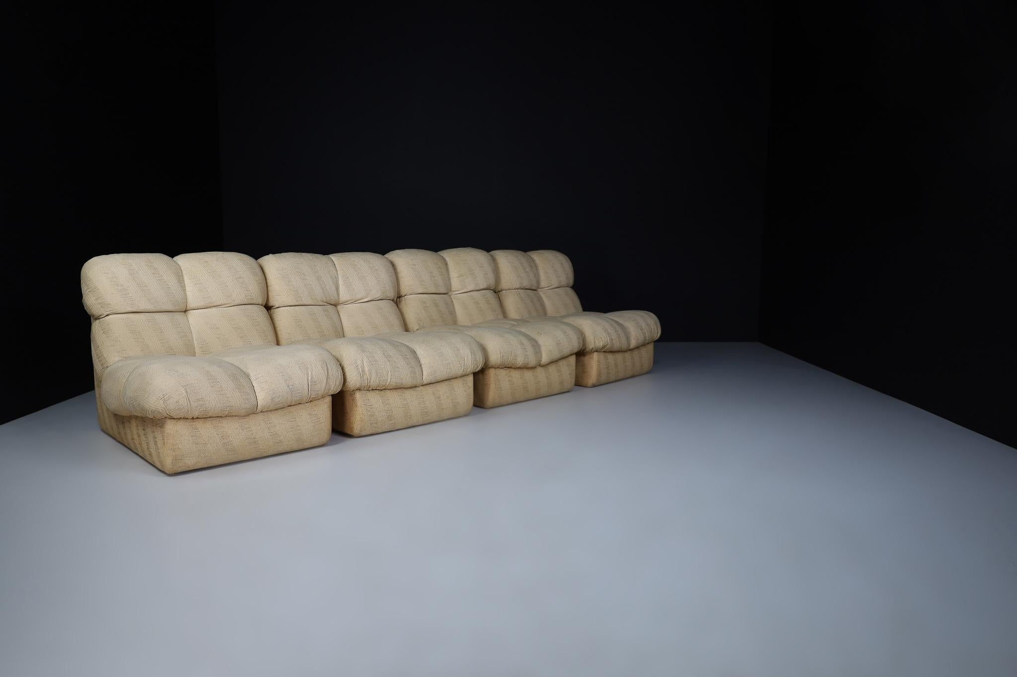 Italian Set of Five Beige Fabric Mid Century Lounge Chairs, Italy 1970 For Sale