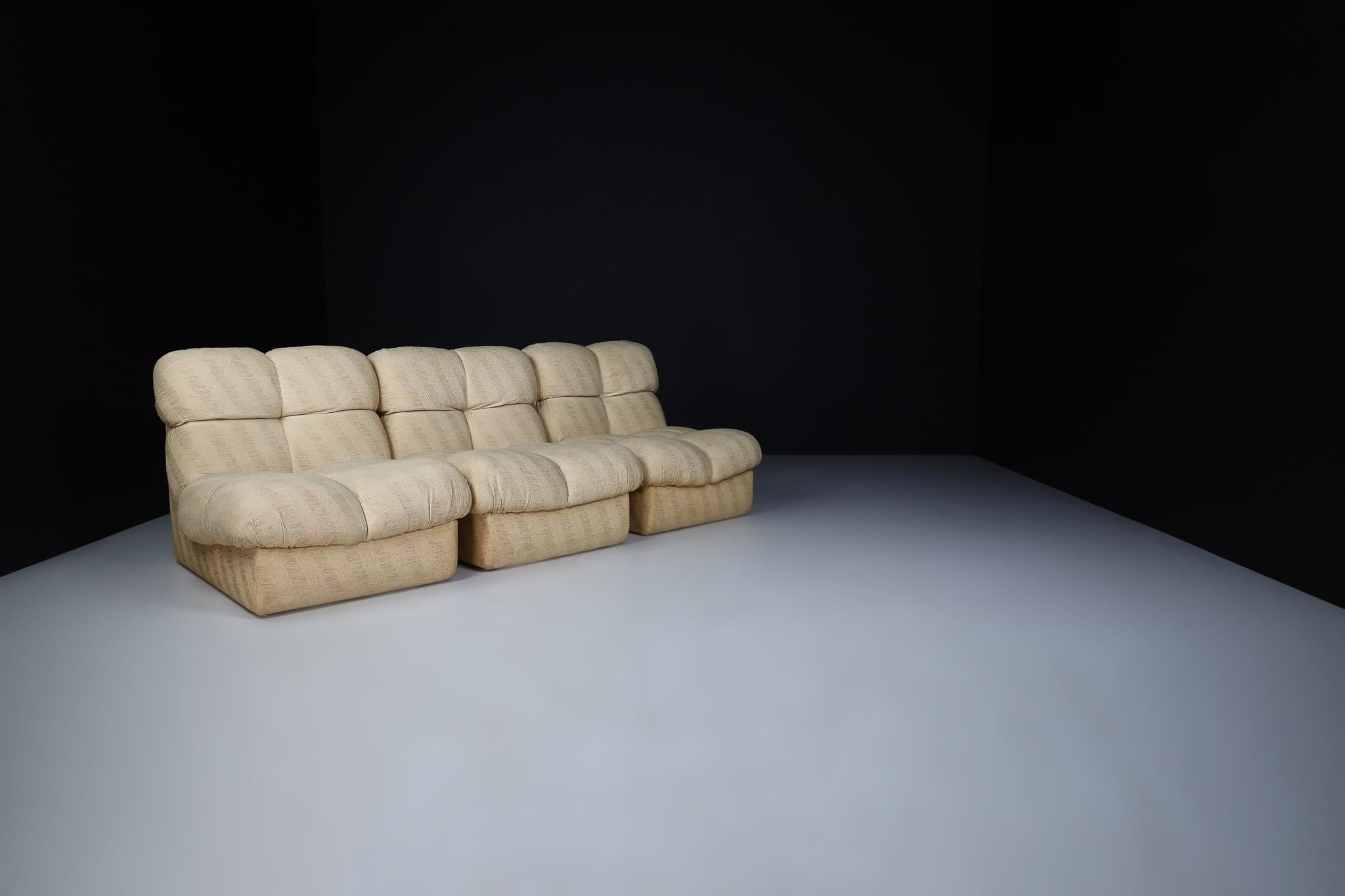 Set of Five Beige Fabric Mid Century Lounge Chairs, Italy 1970 In Good Condition For Sale In Almelo, NL