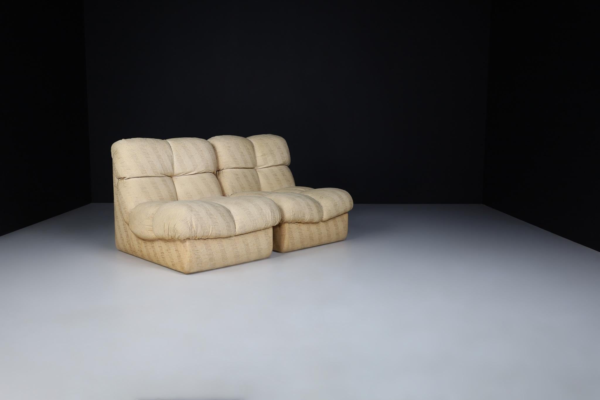 Late 20th Century Set of Five Beige Fabric Mid Century Lounge Chairs, Italy 1970 For Sale