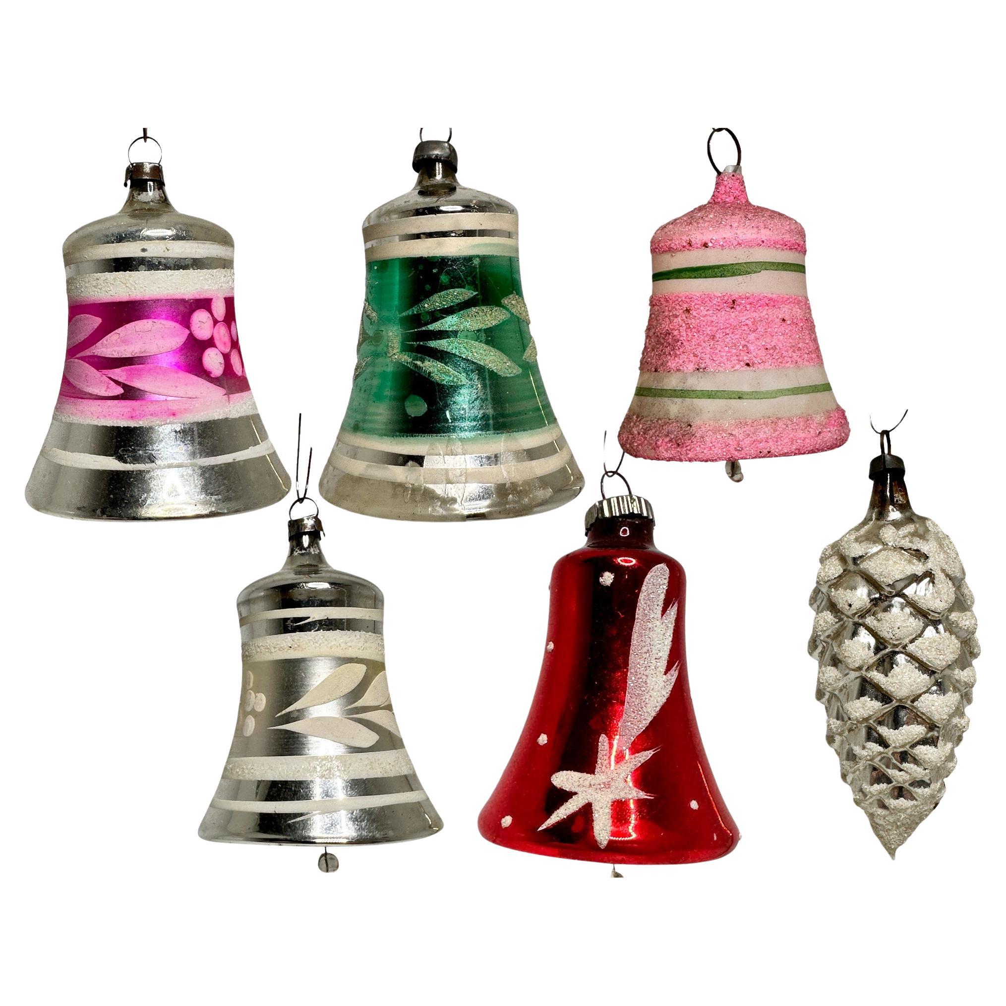 Set von fünf Glocken und einer Kiefernholzschale mit Weihnachtsornamenten, Vintage, Deutsch, 1930er Jahre