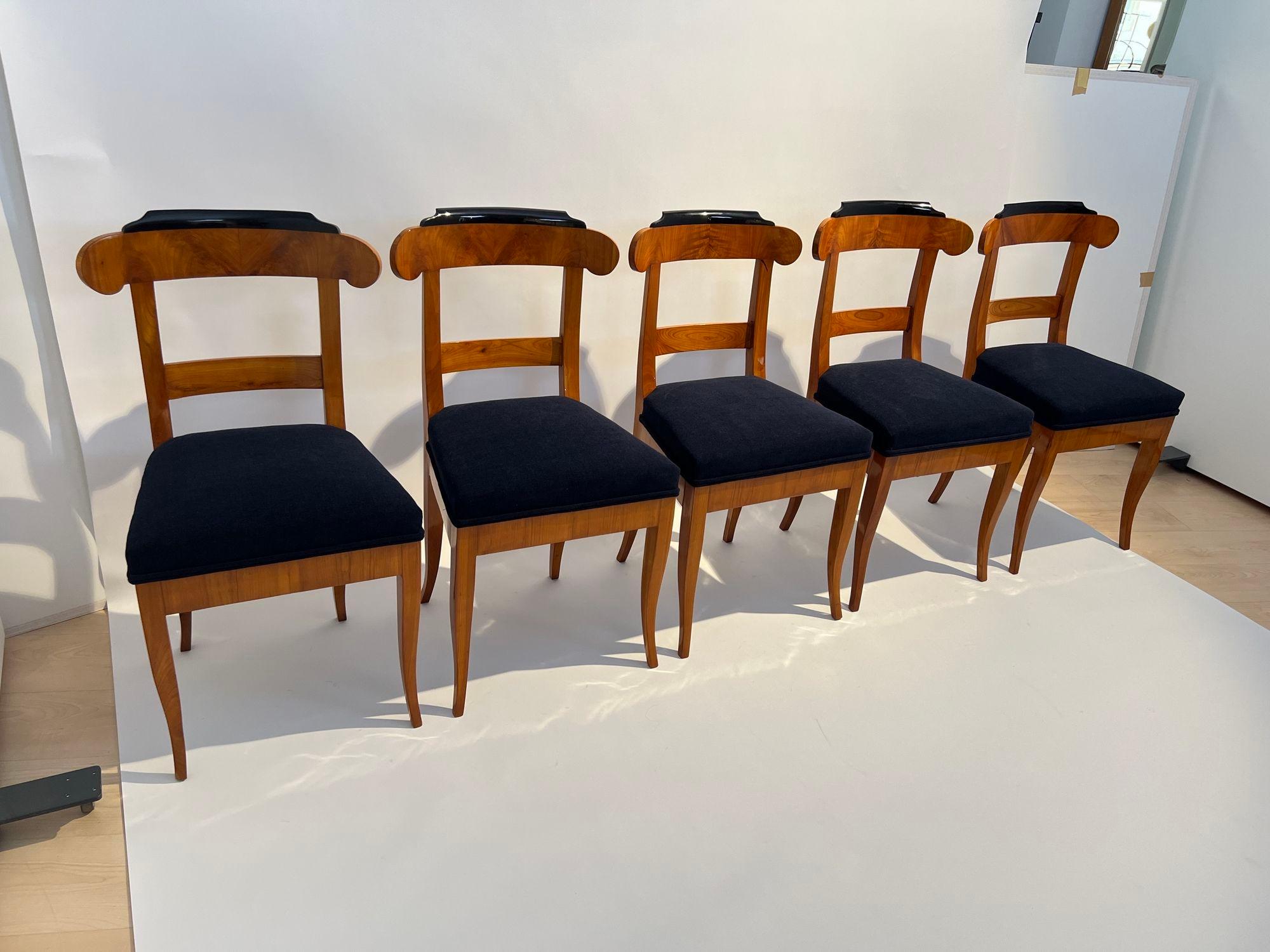 Set of five original Biedermeier shovel chairs from Thuringia, Germany around 1830.

Cherry wood book-matched veneered on the shovel and apron. Cherry solid wood frame and legs.
Top with ebonized attachment.
Newly upholstered and covered in black