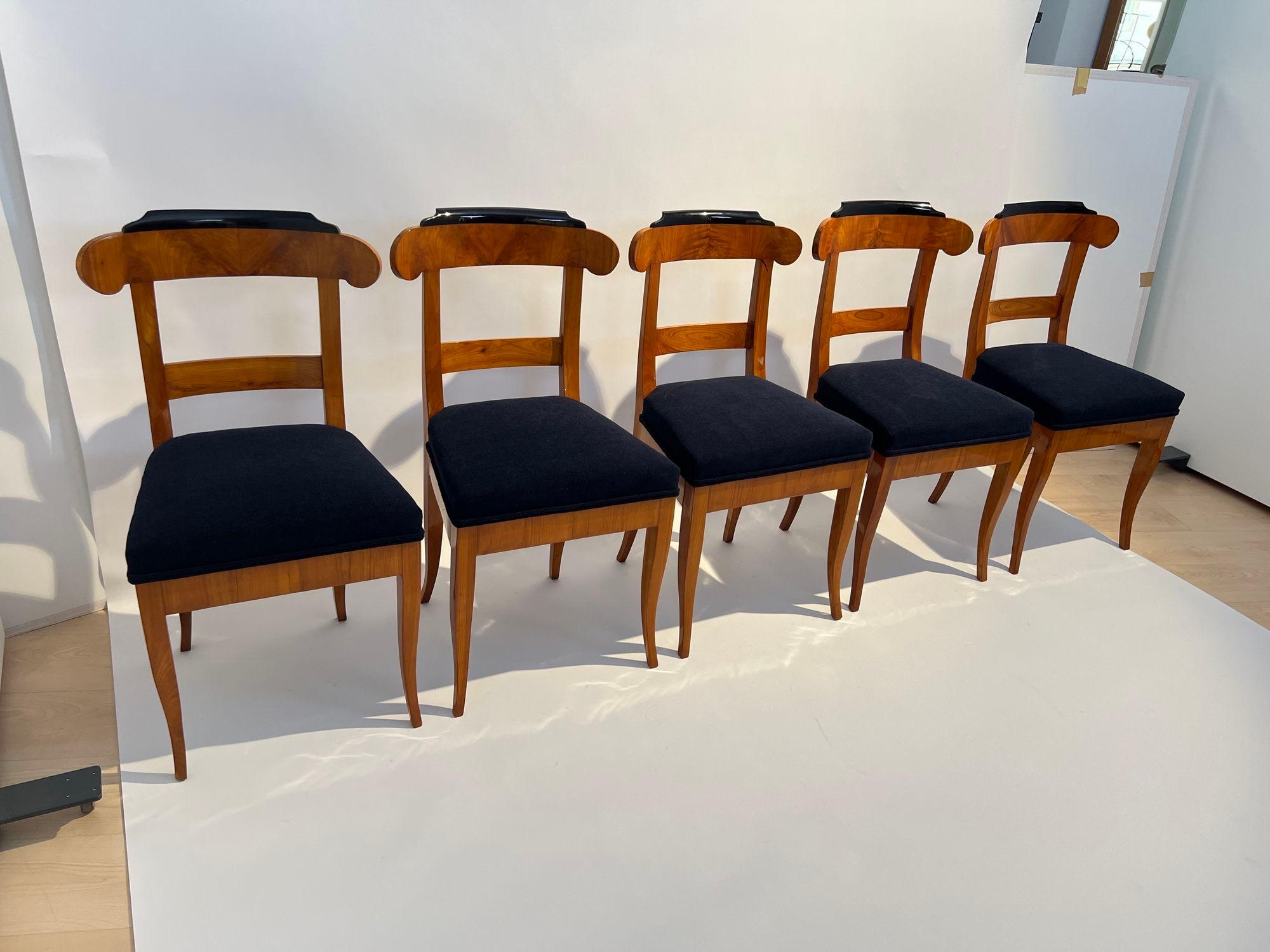 Satz von fünf originalen Biedermeier Schaufelstühlen aus Thüringen, Deutschland um 1830.

Schaufel und Schürze aus Kirschbaumholz, buchförmig furniert. Massivholzrahmen und -beine aus Kirsche.
Oberteil mit ebonisiertem Aufsatz.
Neu gepolstert und