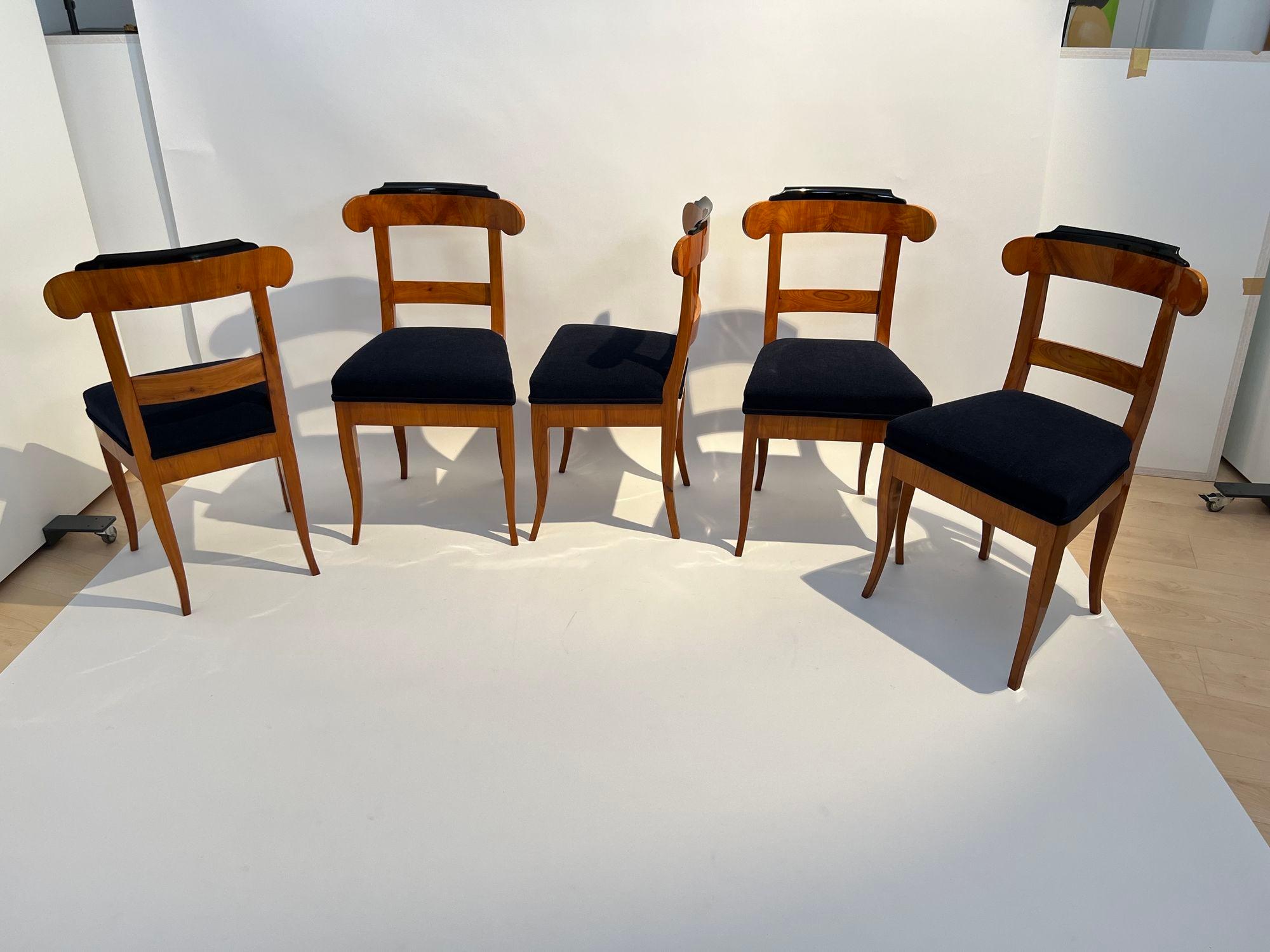19th Century Set of Five Biedermeier Chairs, Cherry Wood, Germany circa 1830 For Sale