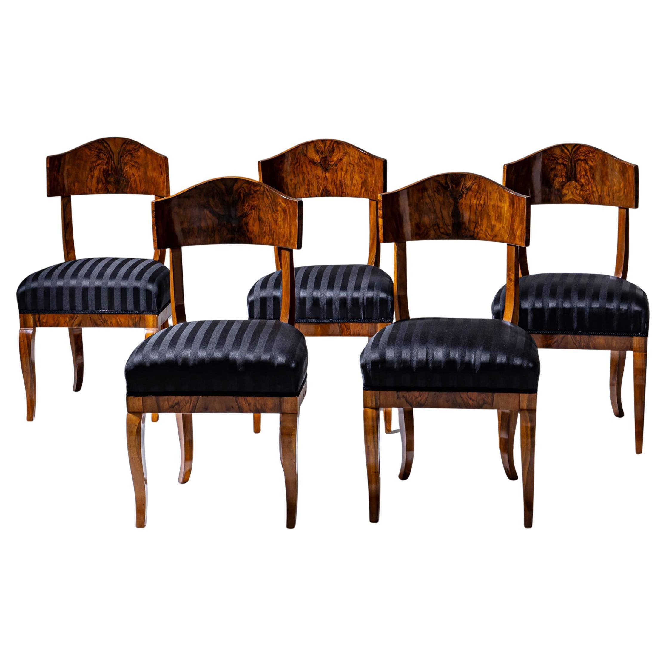 Satz von fünf Biedermeier-Schaufelrückenstühlen aus Nussbaum, um 1830