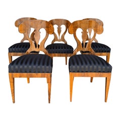 Juego de cinco sillas auxiliares Biedermeier de nogal, circa 1830