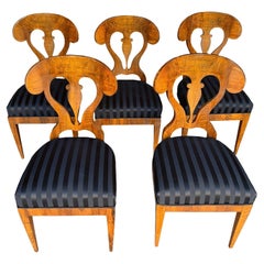 Juego de cinco sillas auxiliares Biedermeier de nogal, circa 1830