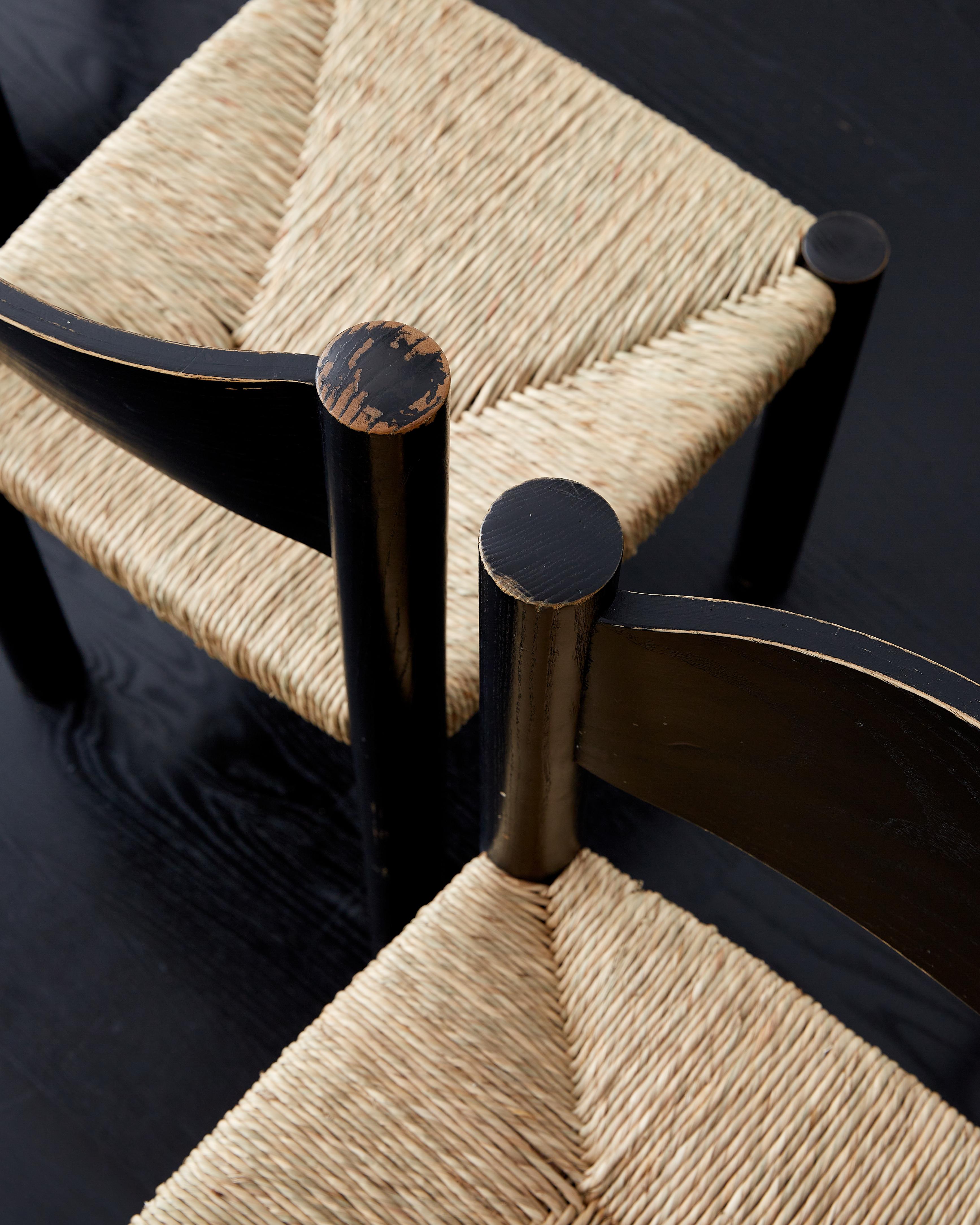 Satz von sechs schwarzen Charlotte Perriand Stühlen Meribel. 

Frankreich, ca. 1960er Jahre.

Die schwarze Farbe ist komplett original und hat eine schöne Patina (d.h. sie wurde nicht nachträglich lackiert, wie es bei vielen schwarzen