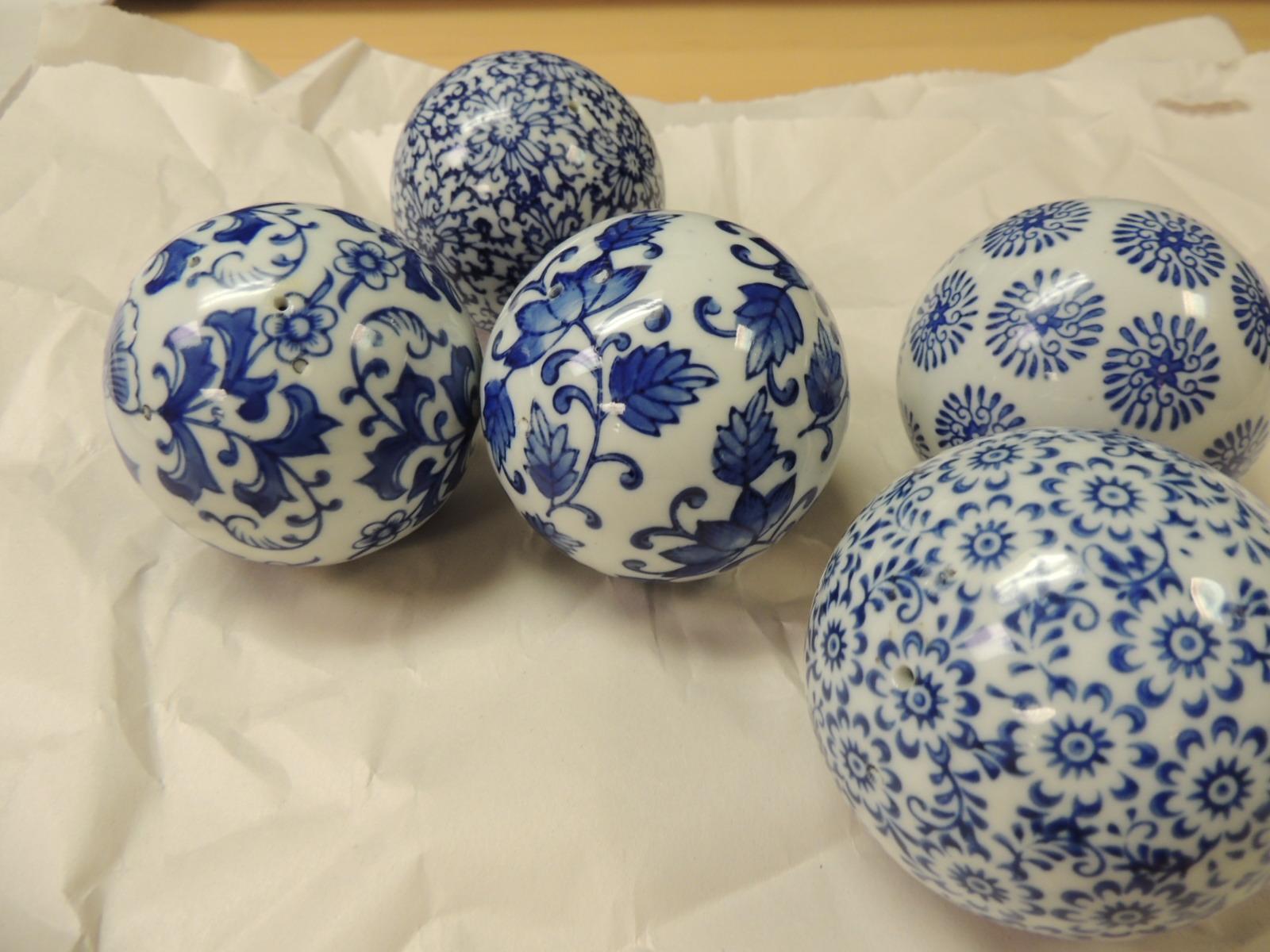 Blue and white ceramic balls
Blue and white ceramic balls with flowers, stars and vines
Measures: 3