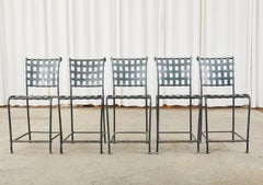 Ensemble de cinq tabourets de bar à comptoir en aluminium de style florentin Jordan Brown