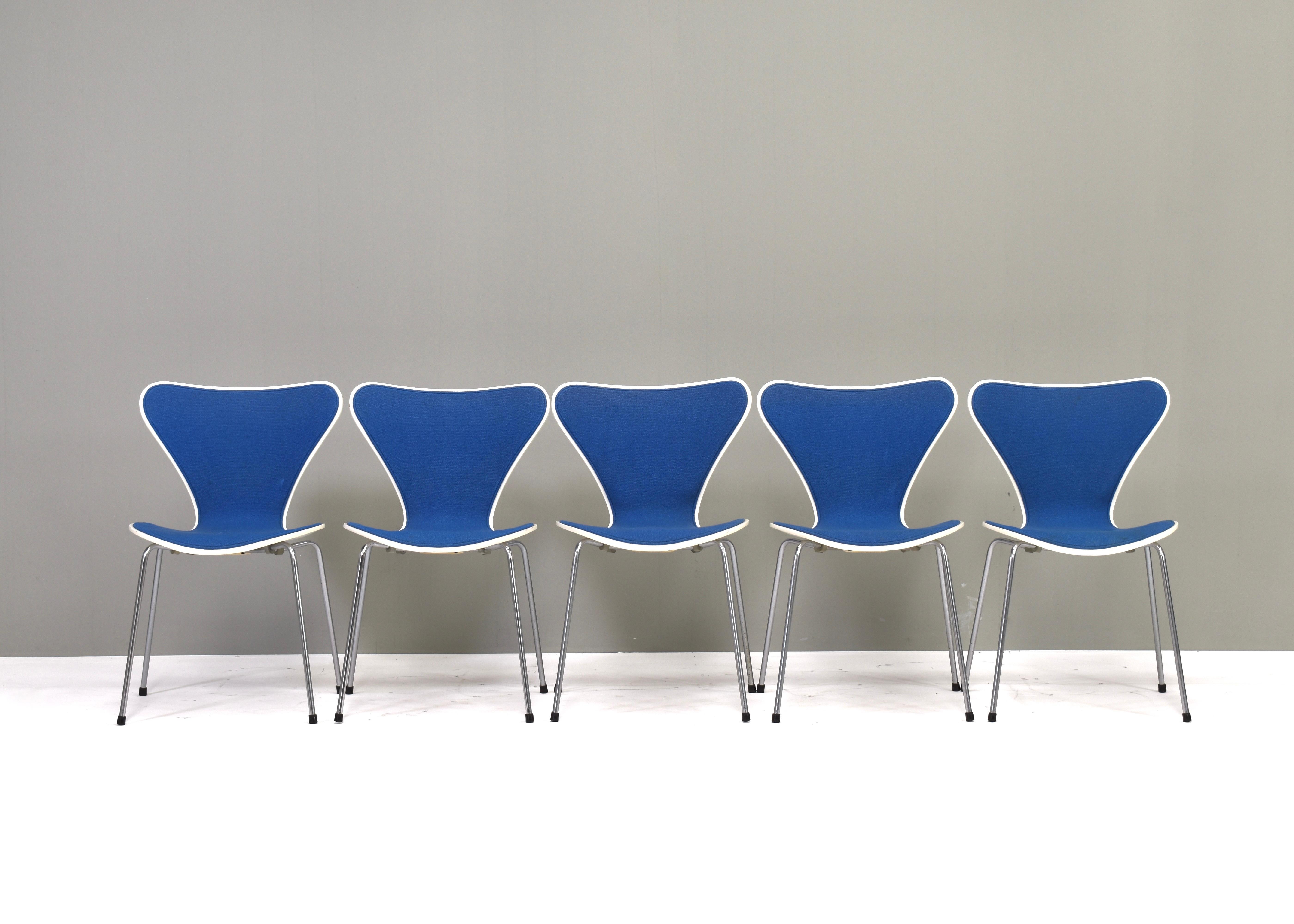 Set of five butterfly chairs by Arne Jacobsen for Fritz Hansen – Denmark, produced in 1979. Chrome base, white lacquer plywood and blue Kvadrat fabric.
Designer: Arne Jacobsen
Manufacturer: Fritz Hansen [labeled] Country: Denmark
Model: 3107