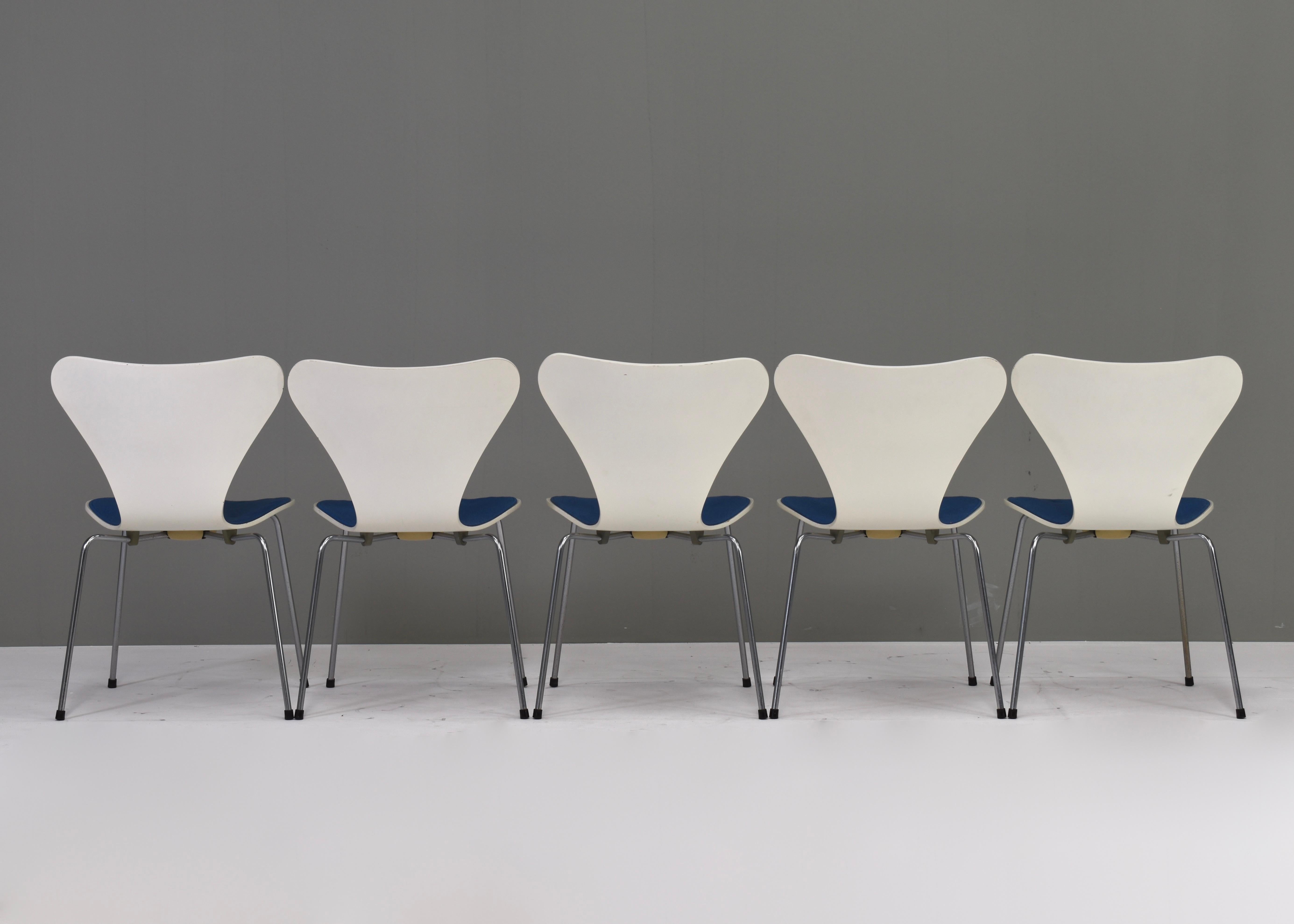 Scandinavian Modern Set of Five Butterfly Chairs by Arne Jacobsen for Fritz Hansen, Denmark, 1979