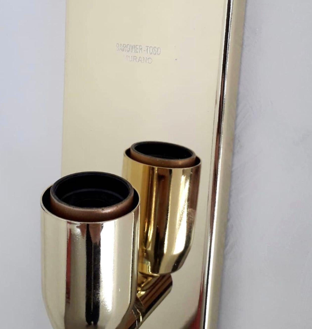 Uno splendido set di cinque appliques italiane del rinomato vetraio Barovier&Toso, realizzate a Murano, Italia, intorno agli anni '60. Queste splendide appliques sono caratterizzate da pannelli in vetro di Murano curvi e fumé con una caratteristica
