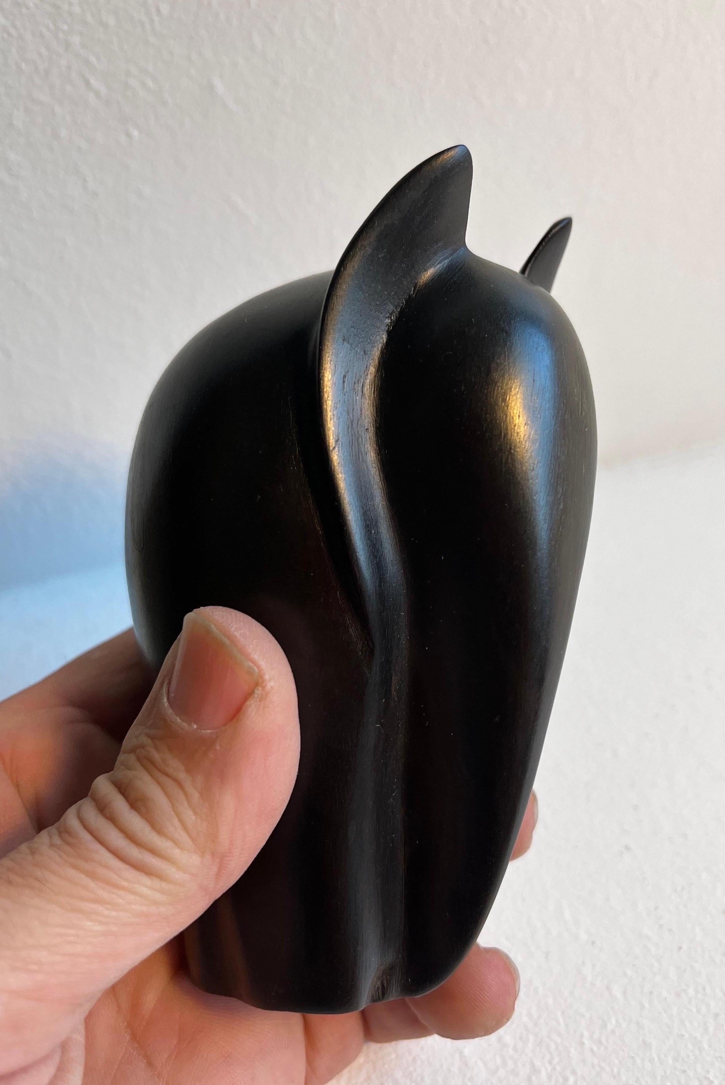 Mid-Century Modern Ensemble de cinq éléphants modernistes sculptés dans un mélange de bois en vente