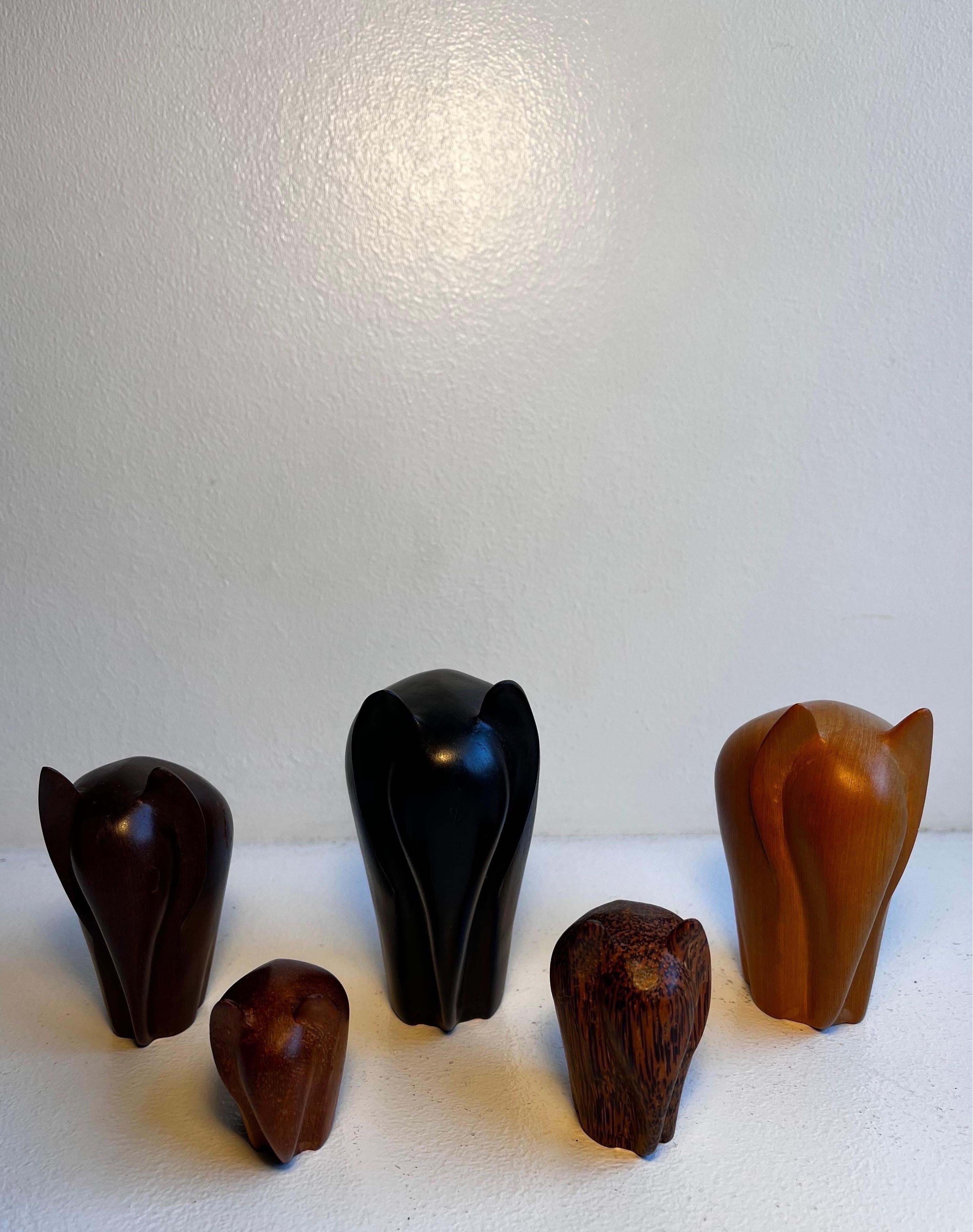 Ensemble de cinq éléphants modernistes sculptés dans un mélange de bois en vente 1