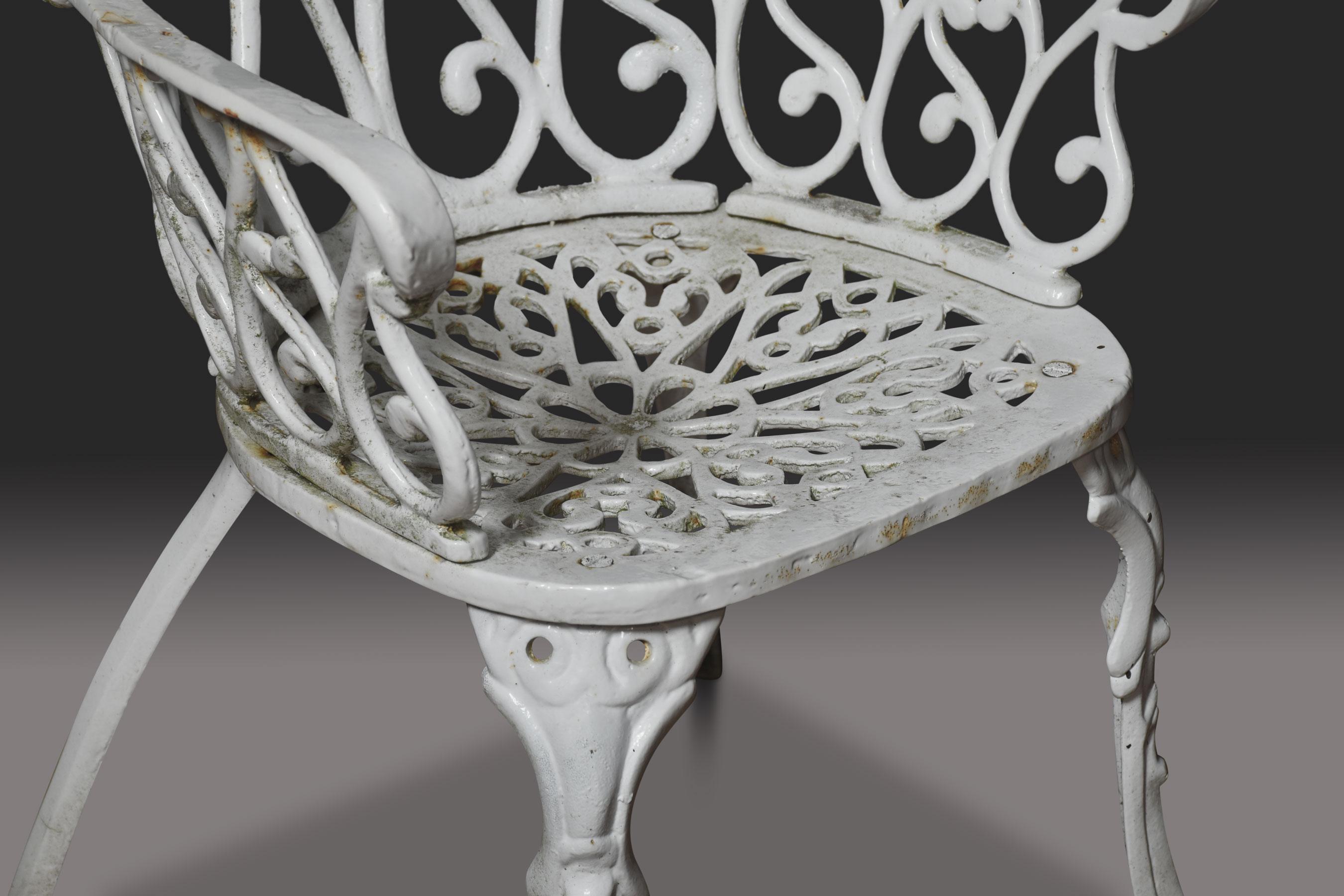 Set of five cast iron Coalbrookdale style garden chairs In Good Condition For Sale In Cheshire, GB