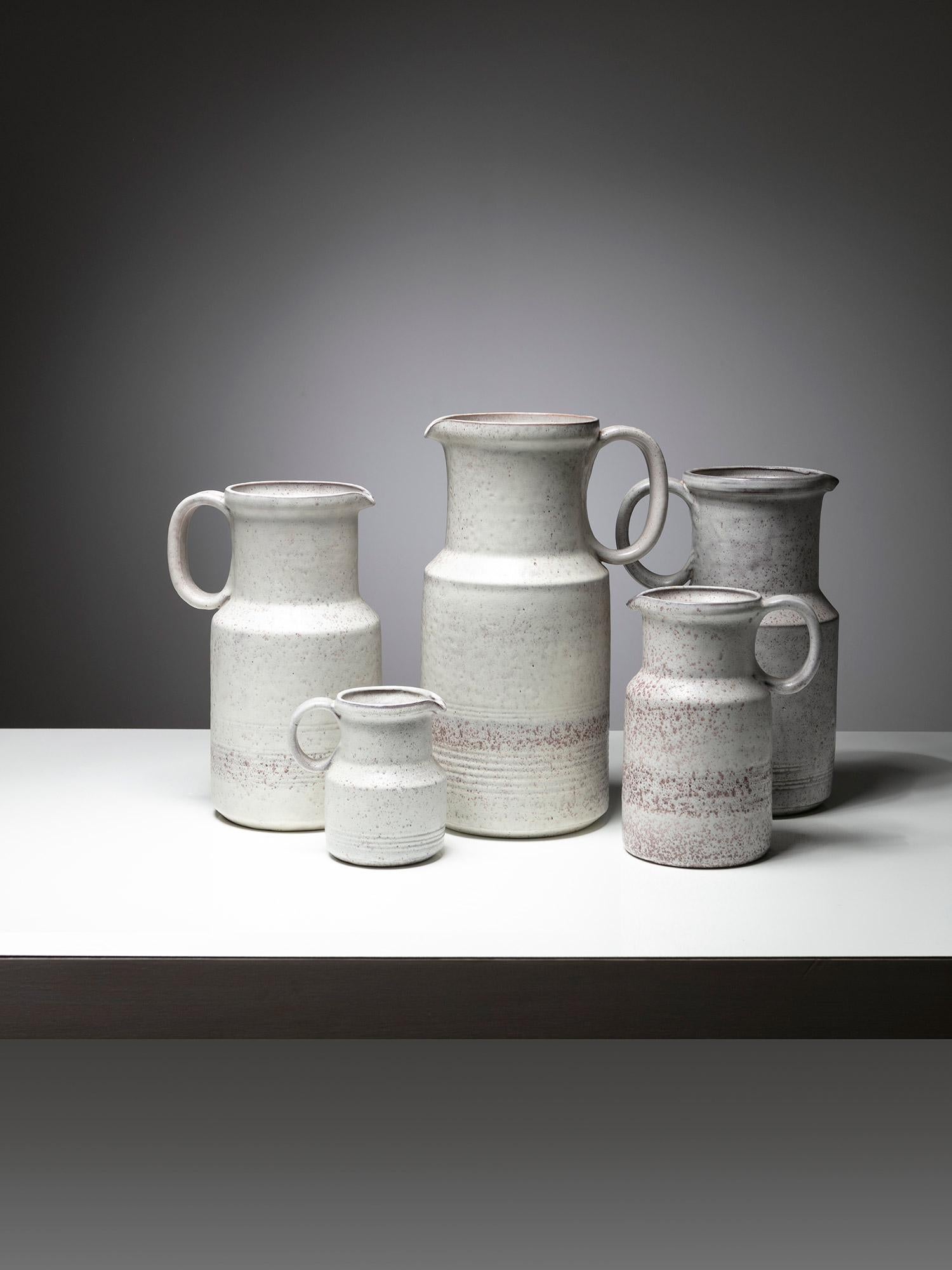 Set di cinque brocche cramiche di Alessio Tasca.
Diverse dimensioni e finiture superficiali.
Le misure si riferiscono al pezzo più alto.