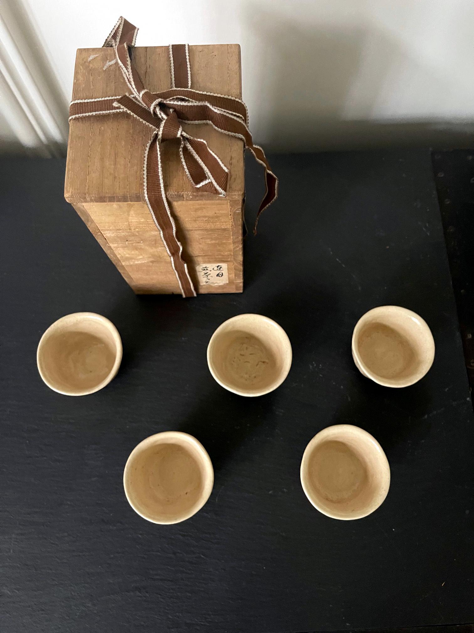 Set von fünf Teebechern aus Keramik von Otagaki Rengetsu (Japanisch) im Angebot