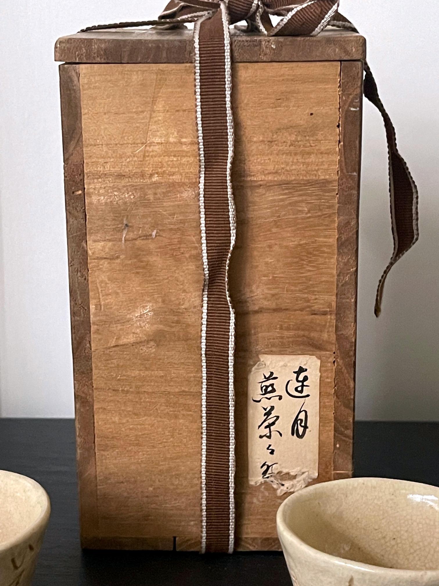 Set von fünf Teebechern aus Keramik von Otagaki Rengetsu (19. Jahrhundert) im Angebot