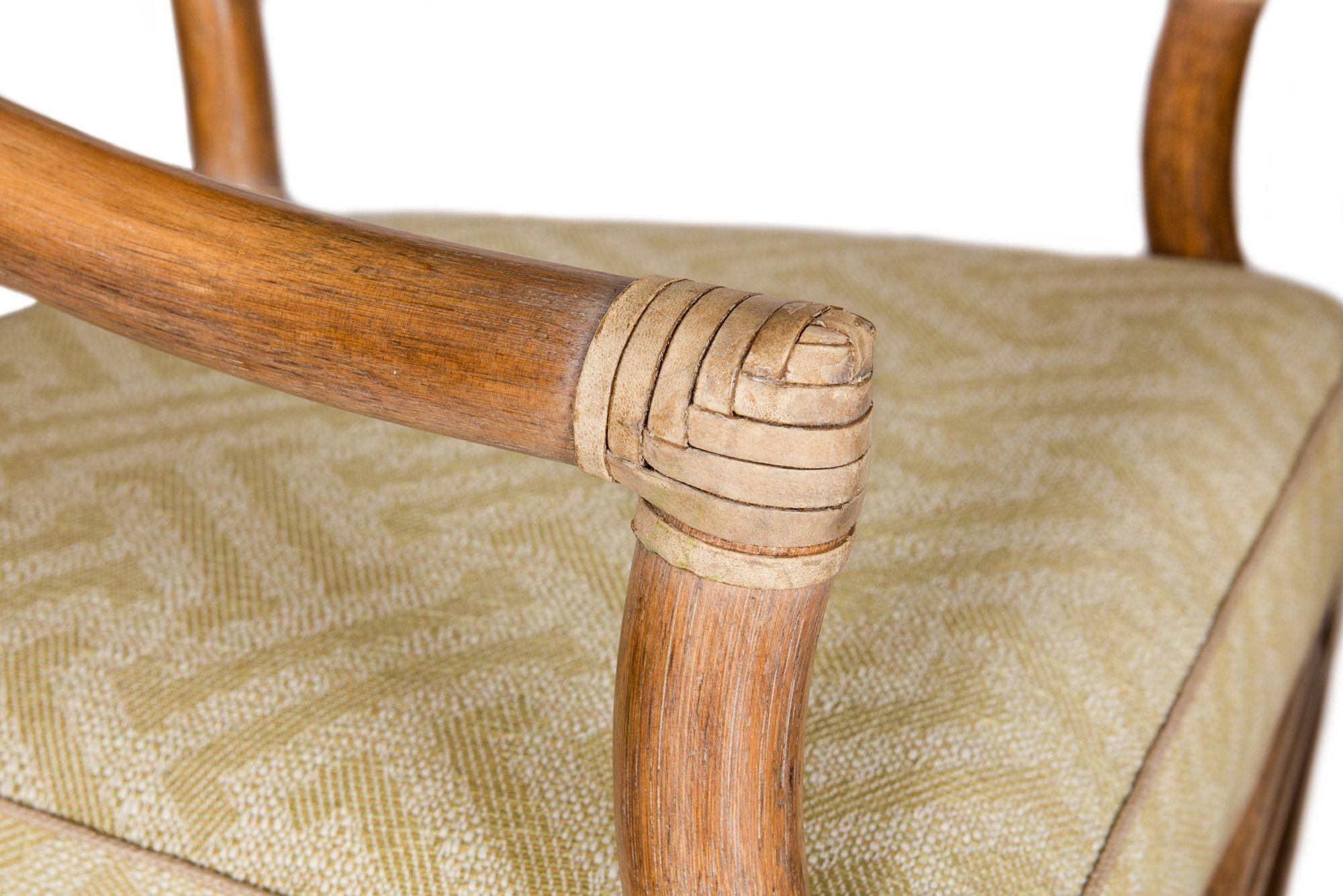 Ensemble de cinq chaises de salle à manger en rotin cérusé avec table en bambou de McGuire en vente 4
