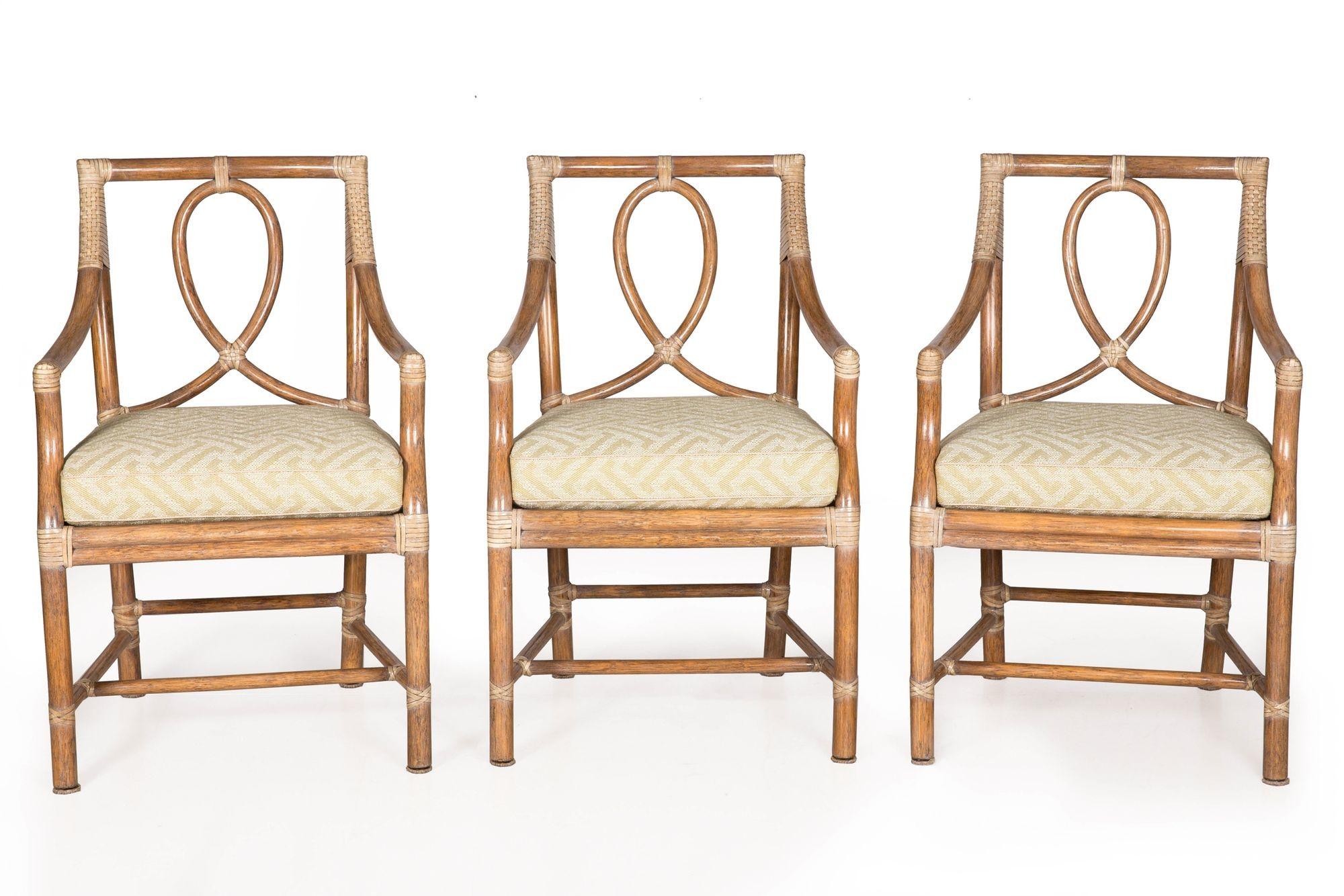 ENSEMBLE DE CINQ CHAISES DE SALLE À MANGER EN ROTIN CÉRUSÉ RELIÉES EN CUIR ET TABLE DE SALLE À MANGER EN BAMBOU RELIÉE EN CUIR

Conçu par McGuire of San Francisco  chaises avec plaques en laiton conservées sur le dessous

ref. 502FHP14Q

chaises :