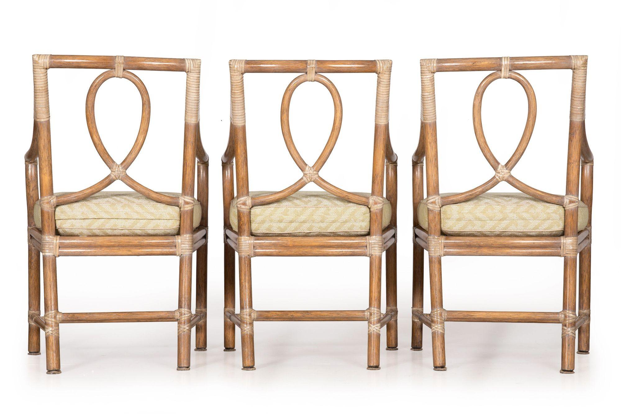 Moderne Ensemble de cinq chaises de salle à manger en rotin cérusé avec table en bambou de McGuire en vente