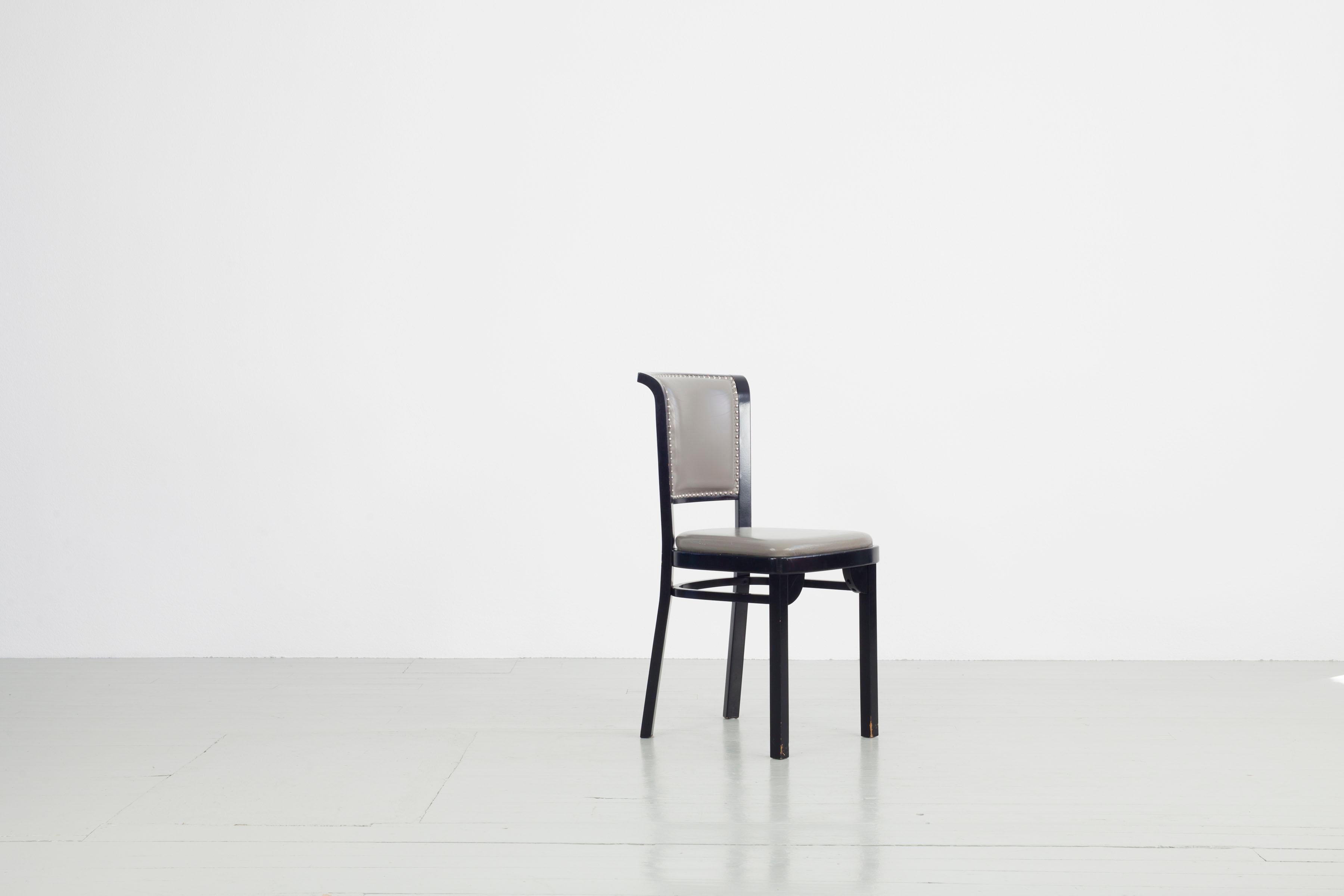 Dieses Set besteht aus fünf Thonet Stühlen. Der Stuhl wurde 1984 von Thonet aus dunkel lackiertem Holz und grauem Sitz und Rückenlehne mit silbernen Polsternägeln hergestellt. Ein neuer Bezug ist notwendig, ansonsten sind die Stühle in gutem