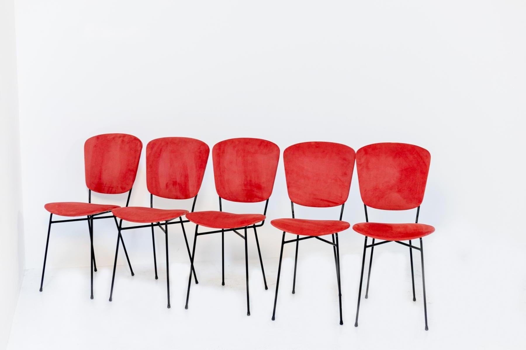 Beautiful set of five chairs of Italian manufacture Doro Cuneo of the 60s.
The chairs have been recently restored and upholstered in fine cotton, so in excellent condition. The chairs have the original label.
They were made with black lacquered