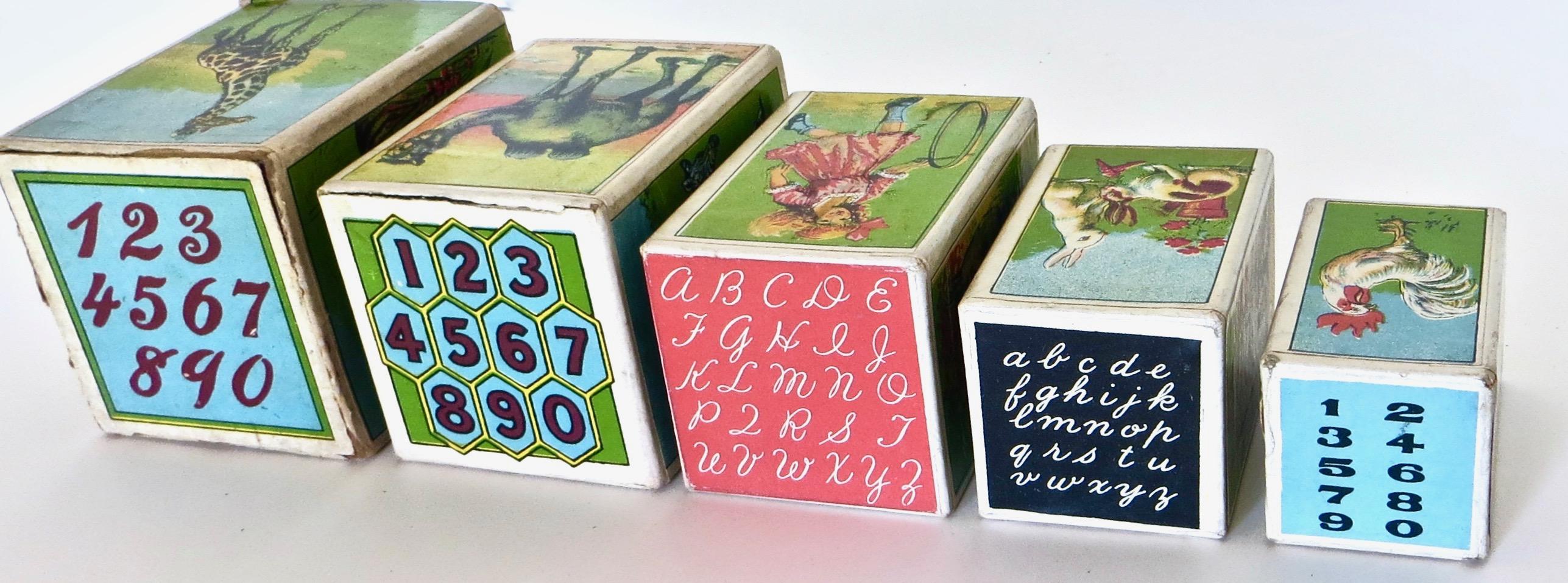 Fait main Ensemble de cinq blocs d'alphabet lithographiés pour enfants, États-Unis, datant d'environ 1915 en vente