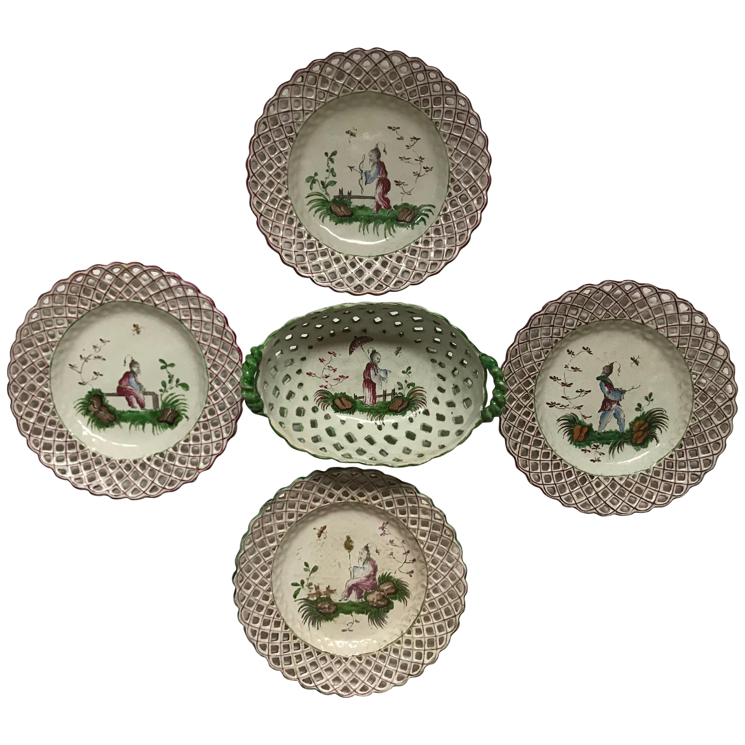 Set di cinque piatti in maiolica cineseria. Set di quattro piatti in maiolica italiana con cestino abbinato con figure decorative in cineserie dipinte a mano in paesaggi con bordi dipinti a reticolo in verde e magenta. Produzione di ceramica a Lodi.
