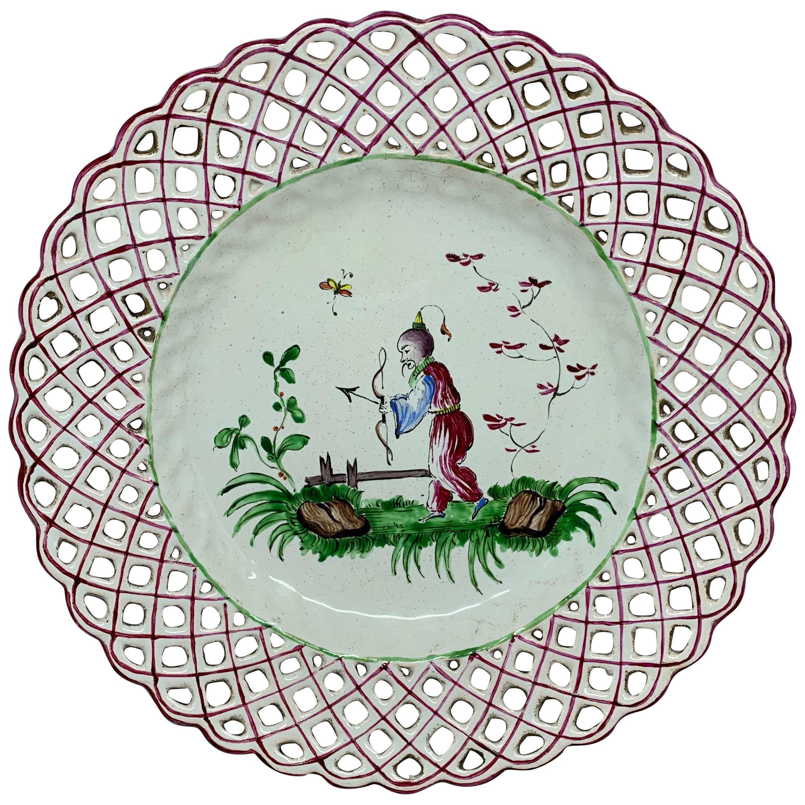 Ensemble de cinq plats en faïence de style chinoiseries en vente