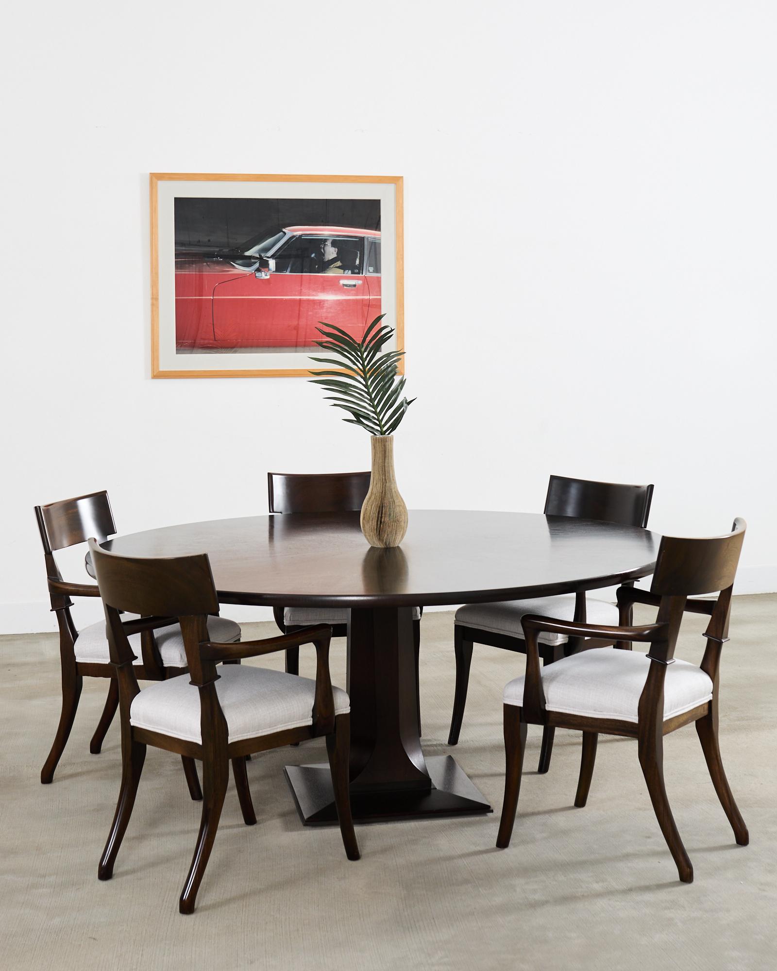 Un particolare set di cinque poltrone da pranzo in mogano disegnate da Christian Liaigre (architetto designer francese 1943-2020) per Nobilis. Il set è composto da tutte le poltrone con schienale a tavoletta klismos e braccioli alti 26,25 pollici.
