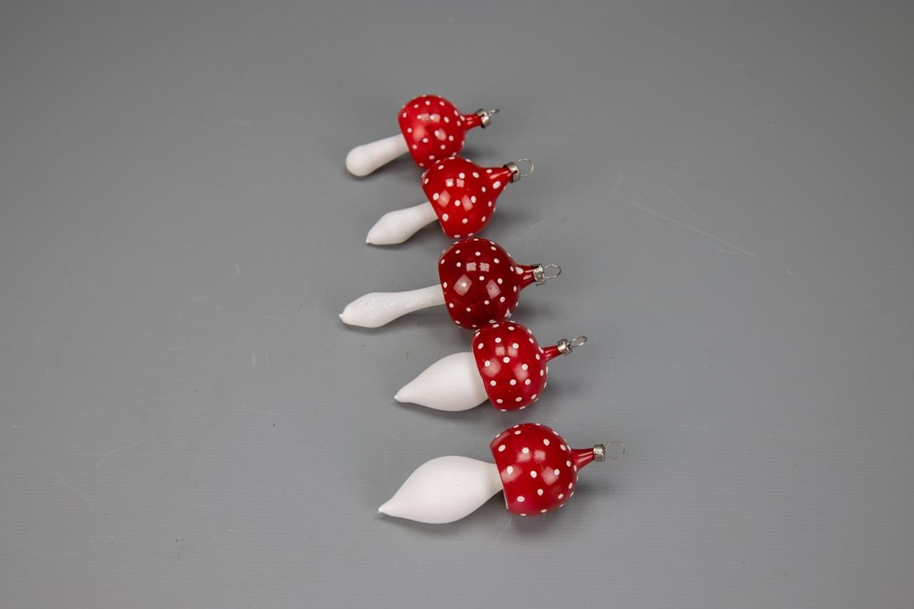 Ensemble de cinq champignons en verre rouge et blanc ornés d'arbres de Noël, 1970 en vente 2