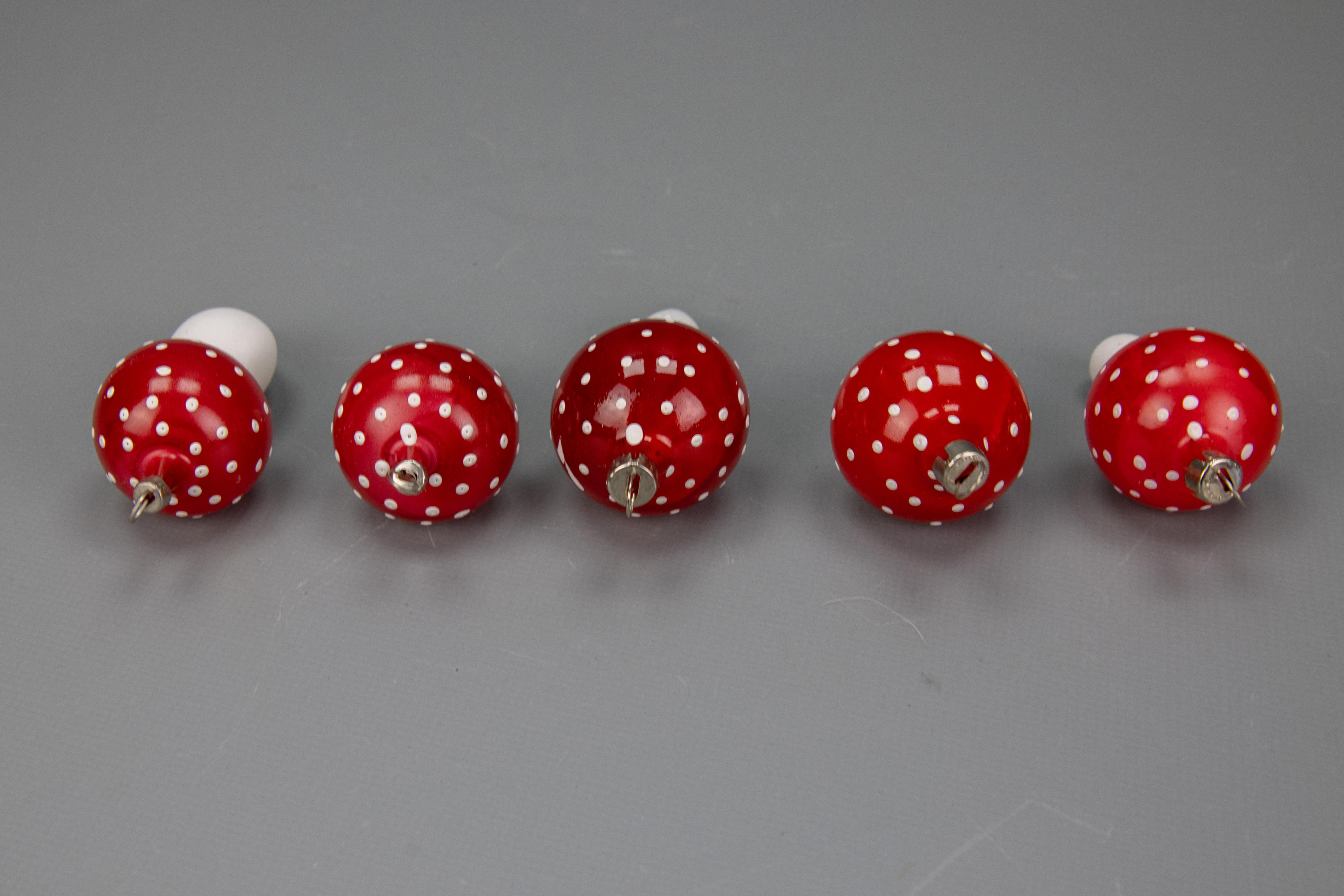 Ensemble de cinq champignons en verre rouge et blanc ornés d'arbres de Noël, 1970 en vente 4